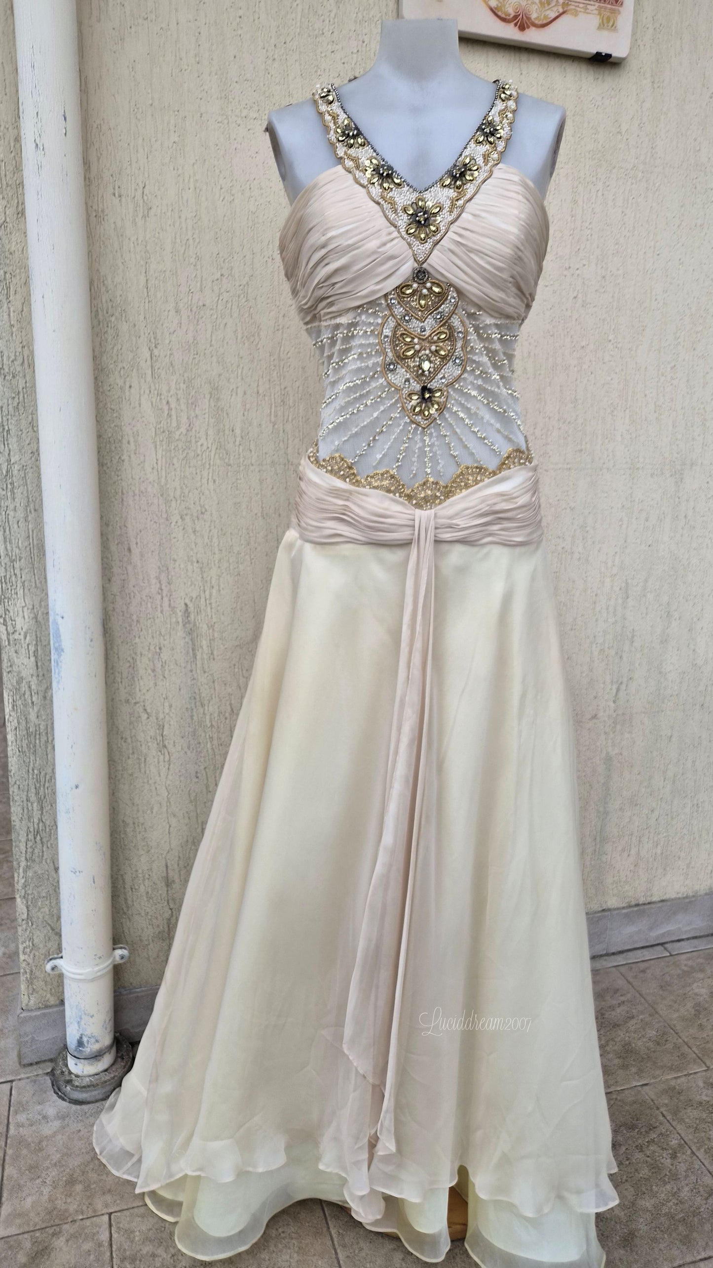 Robe de soirée crème brodée