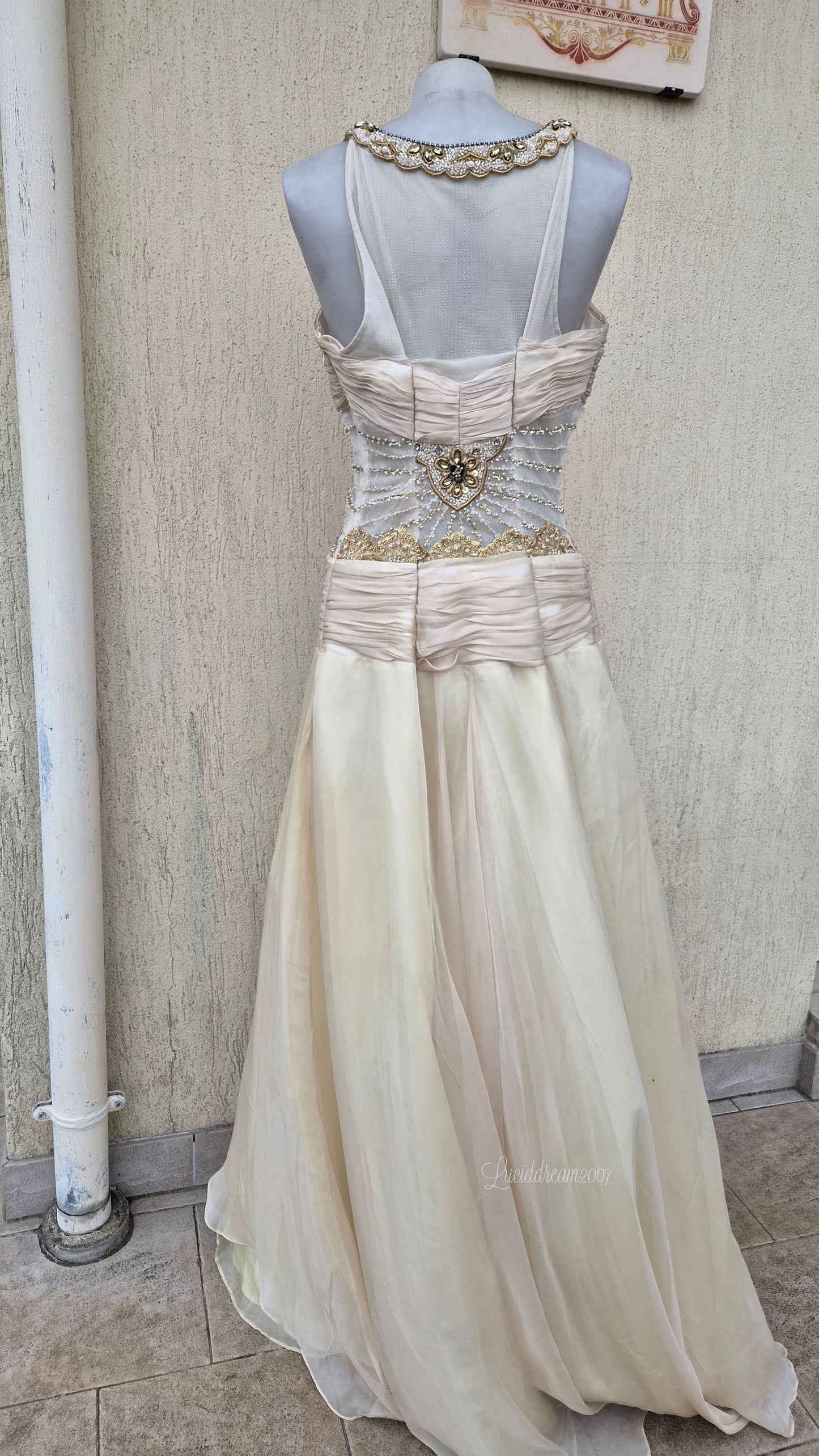 Robe de soirée crème brodée