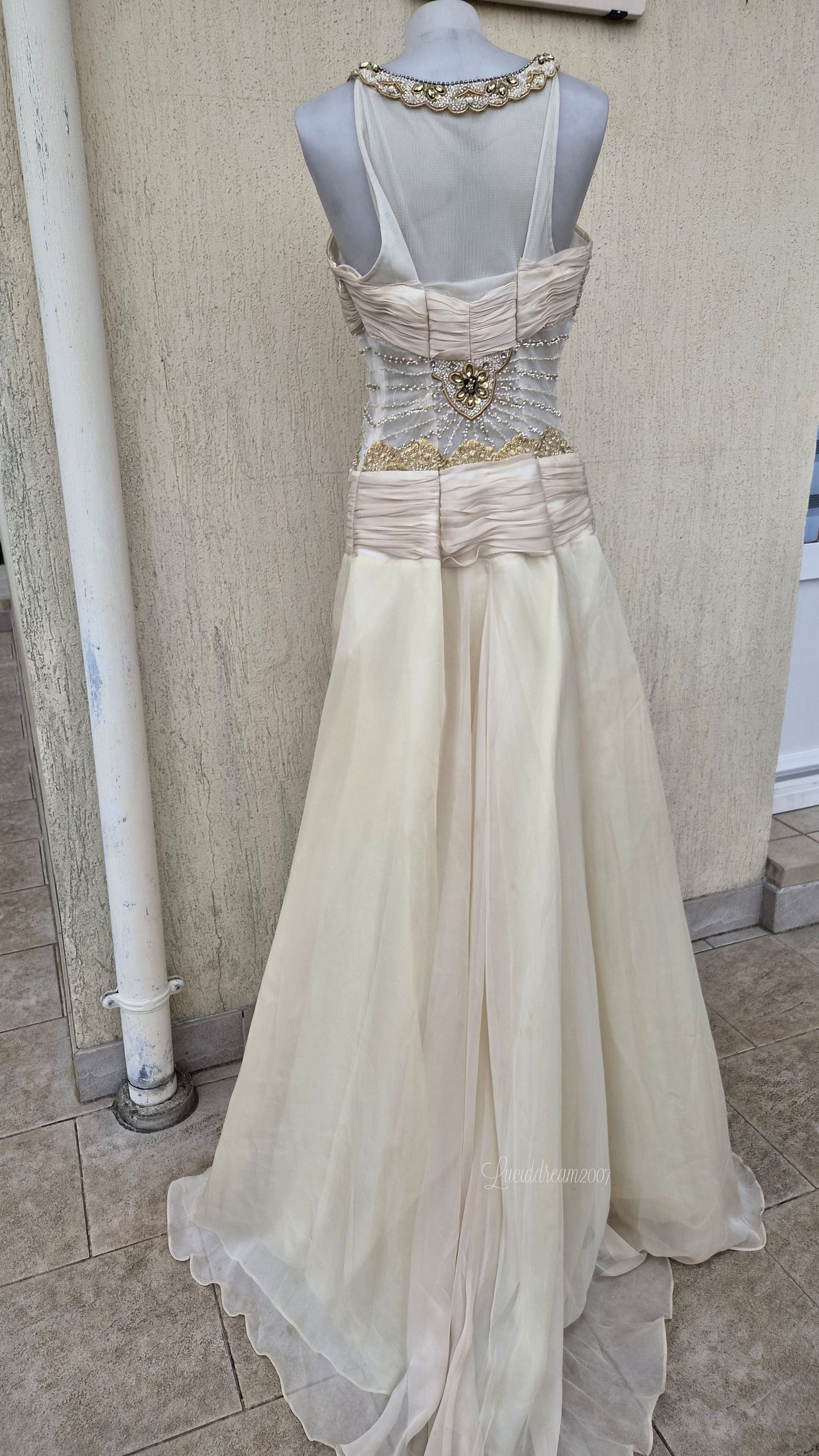 Robe de soirée crème brodée