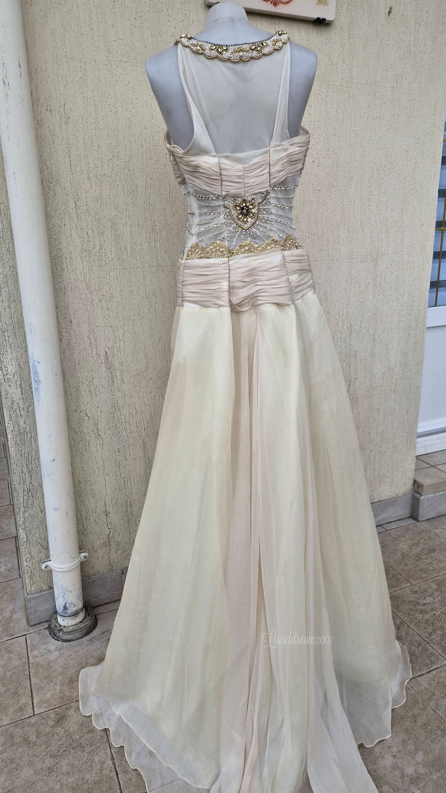 Robe de soirée crème brodée