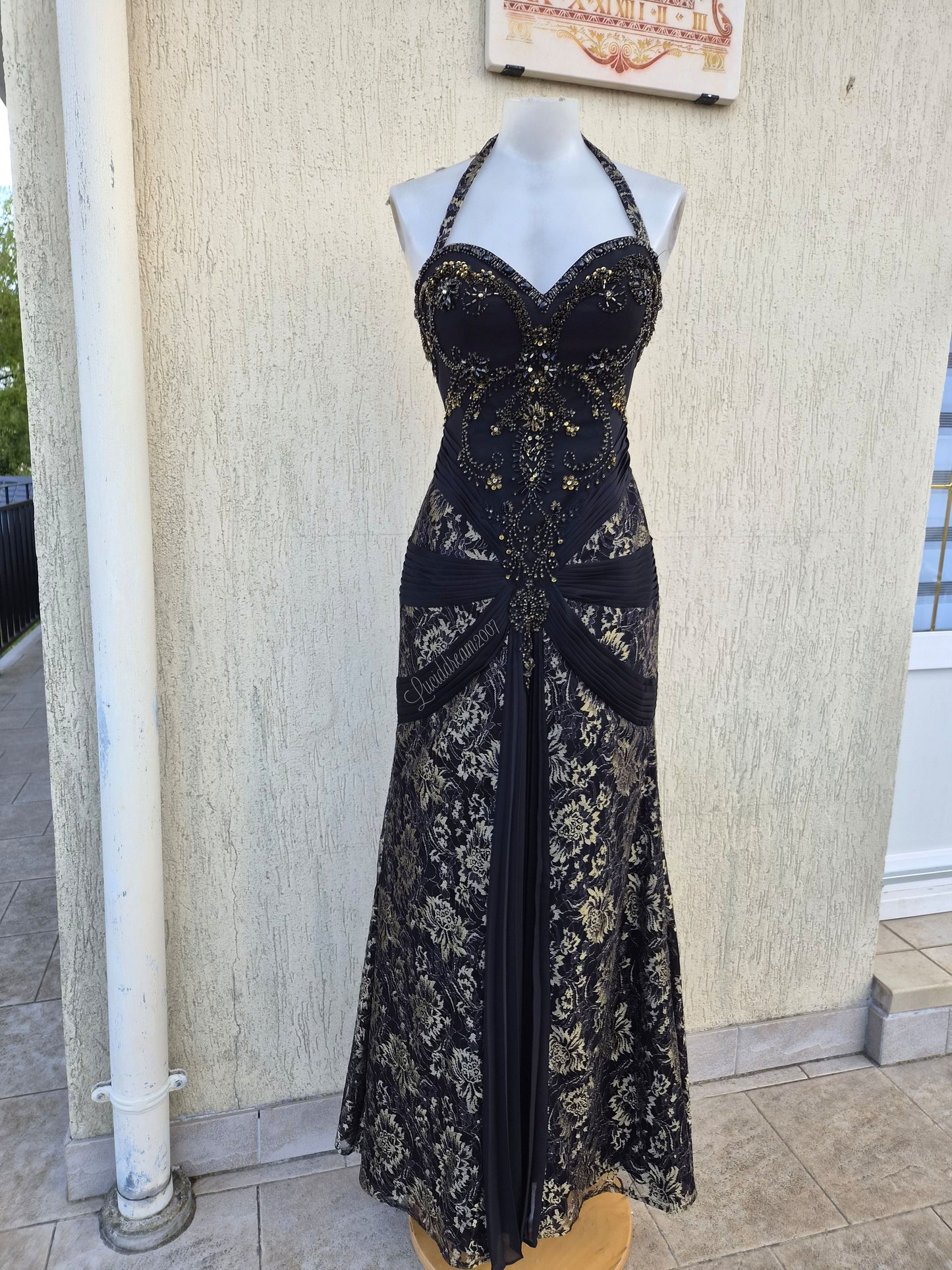 Robe noire broderies dorées