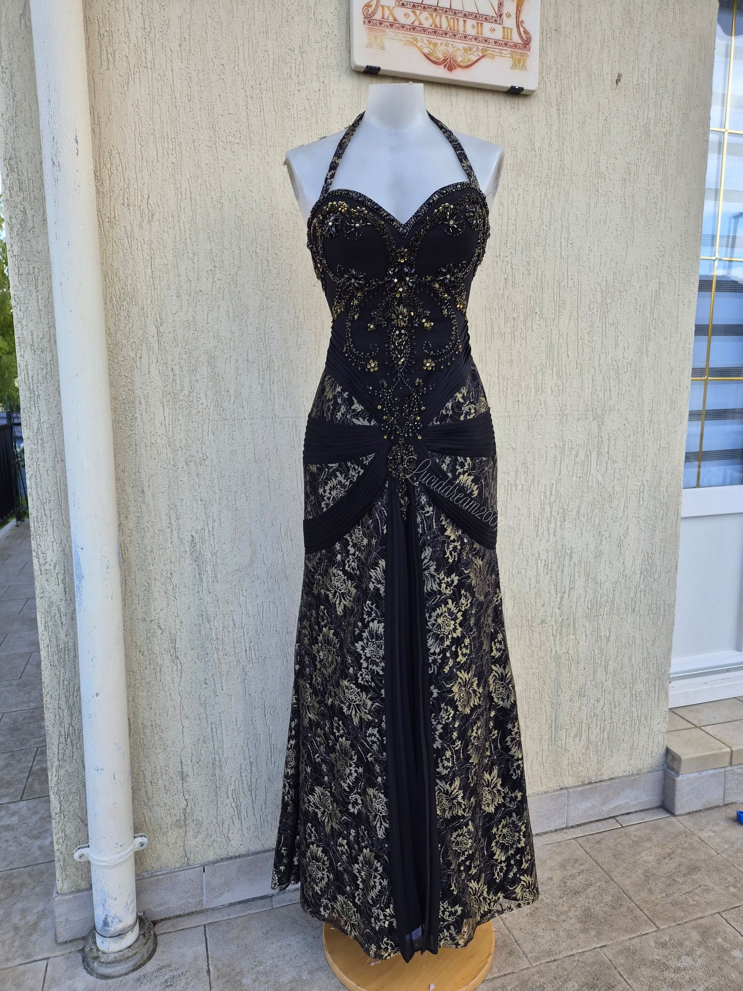 Robe noire broderies dorées