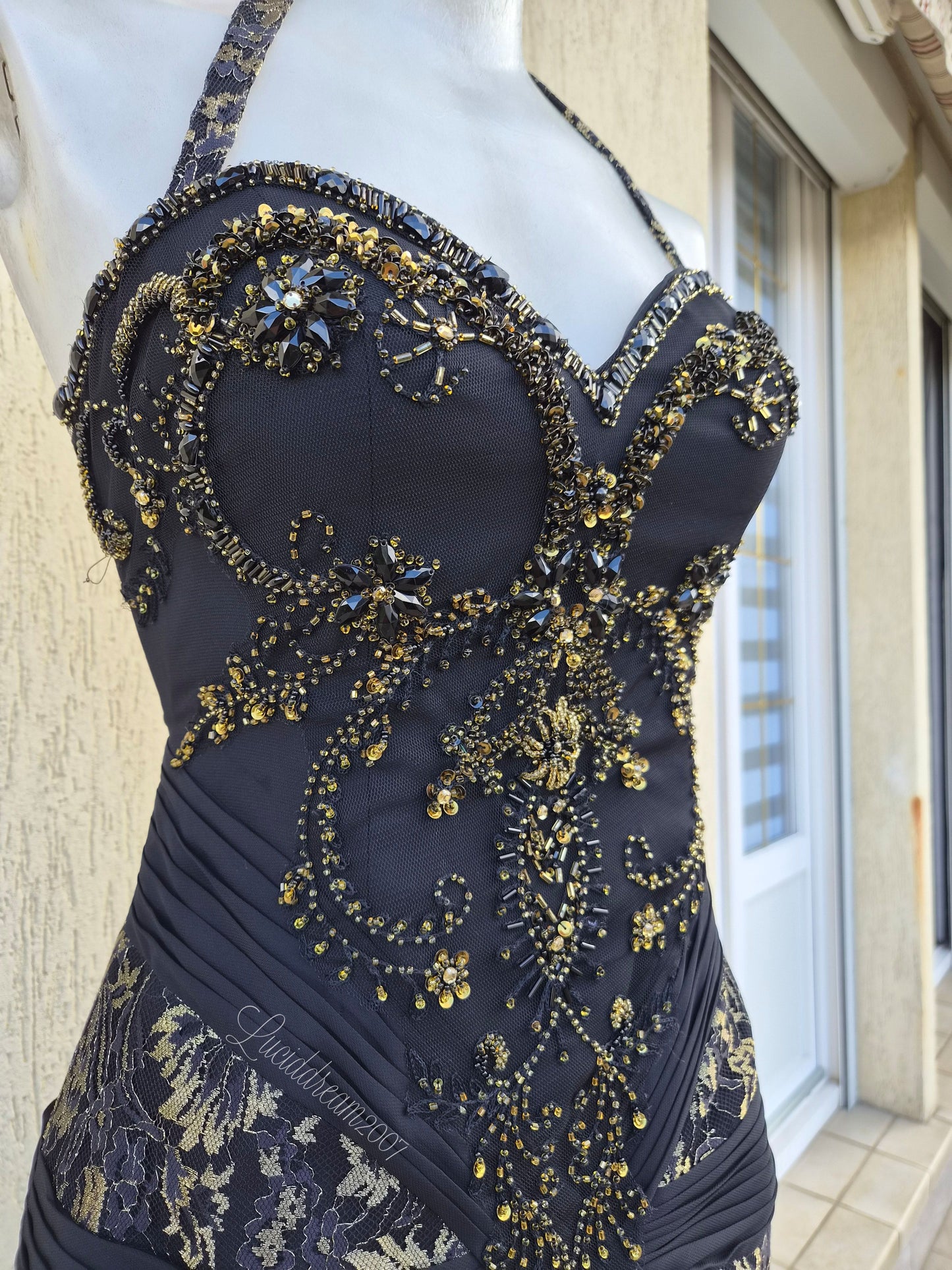 Robe noire broderies dorées