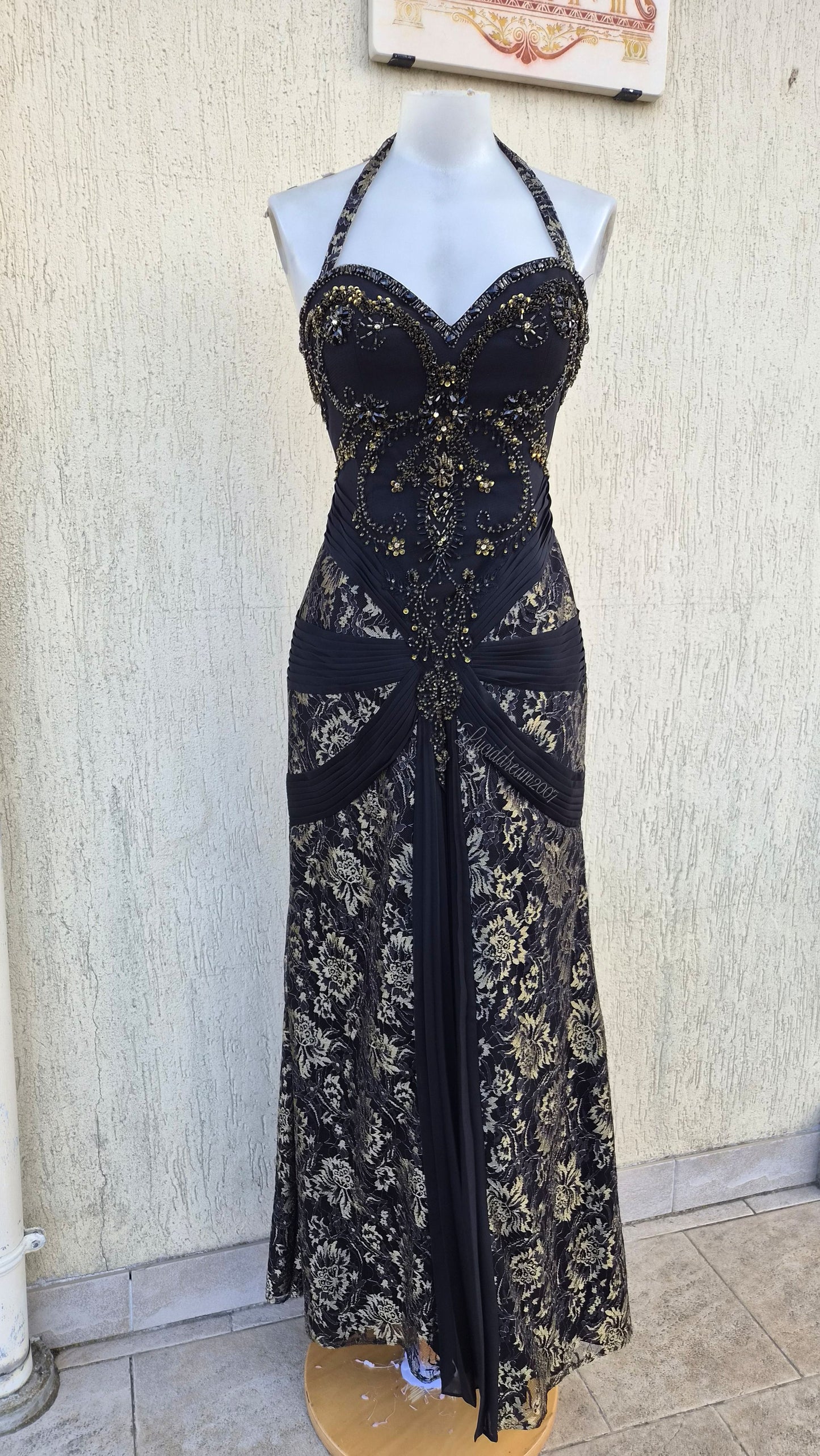 Robe noire broderies dorées