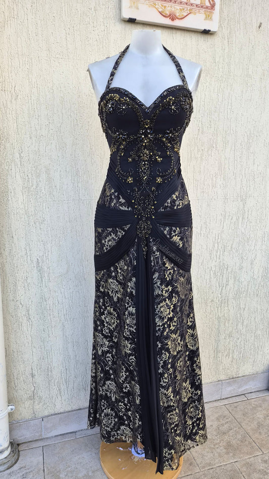 Robe noire broderies dorées