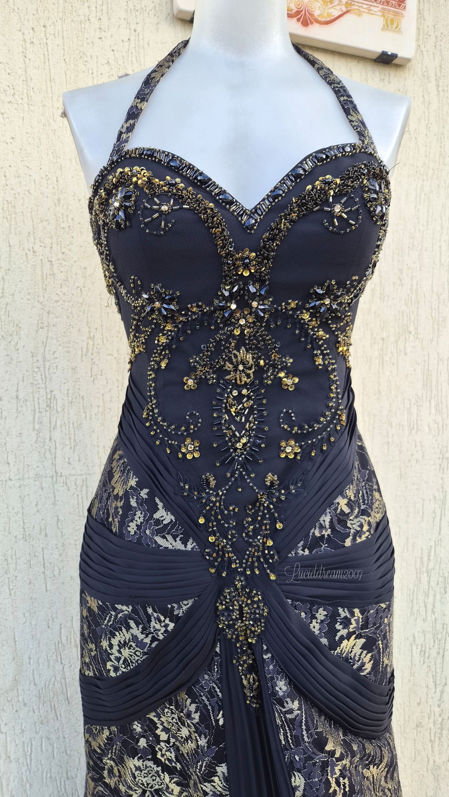 Robe noire broderies dorées