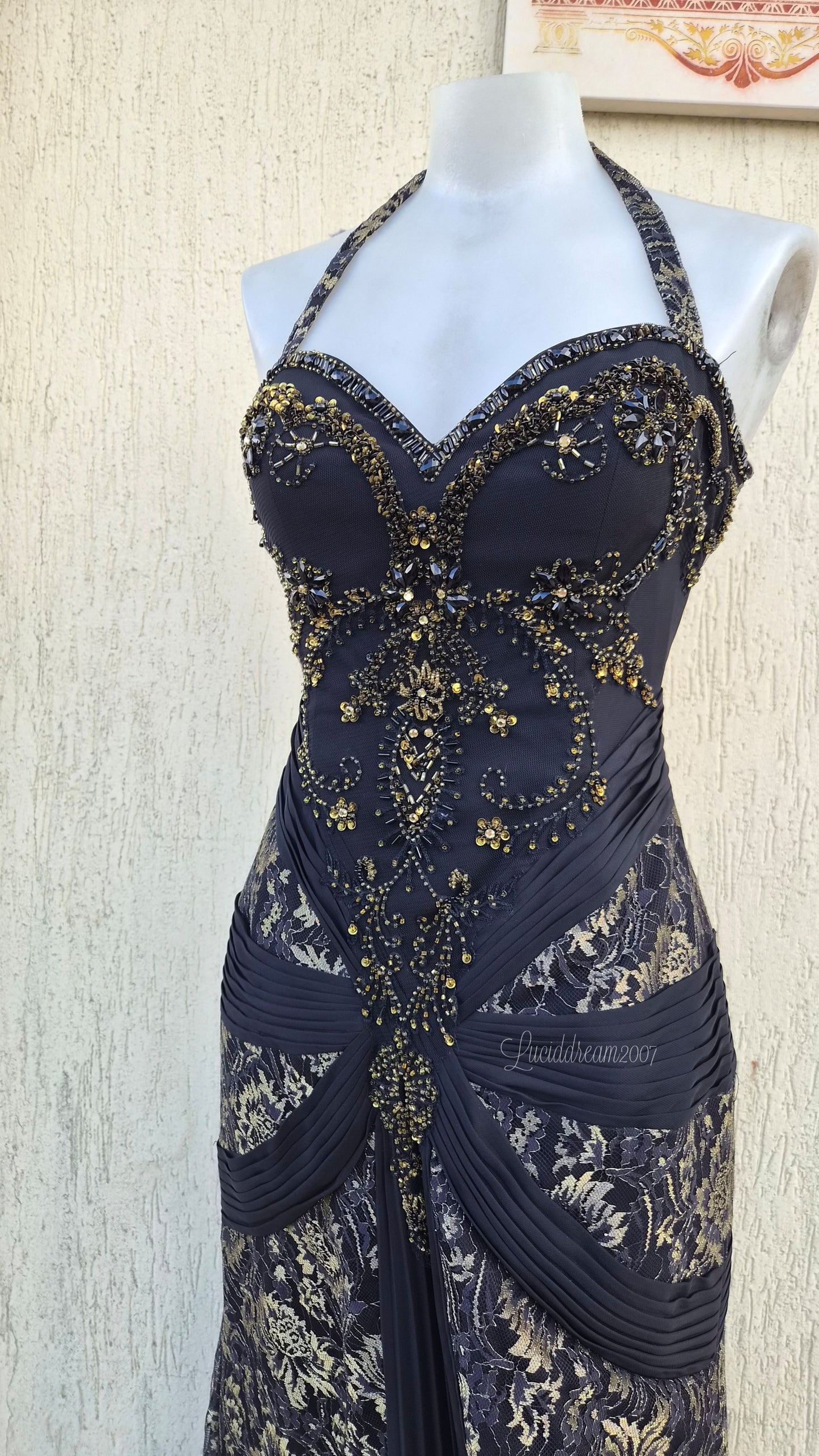 Robe noire broderies dorées