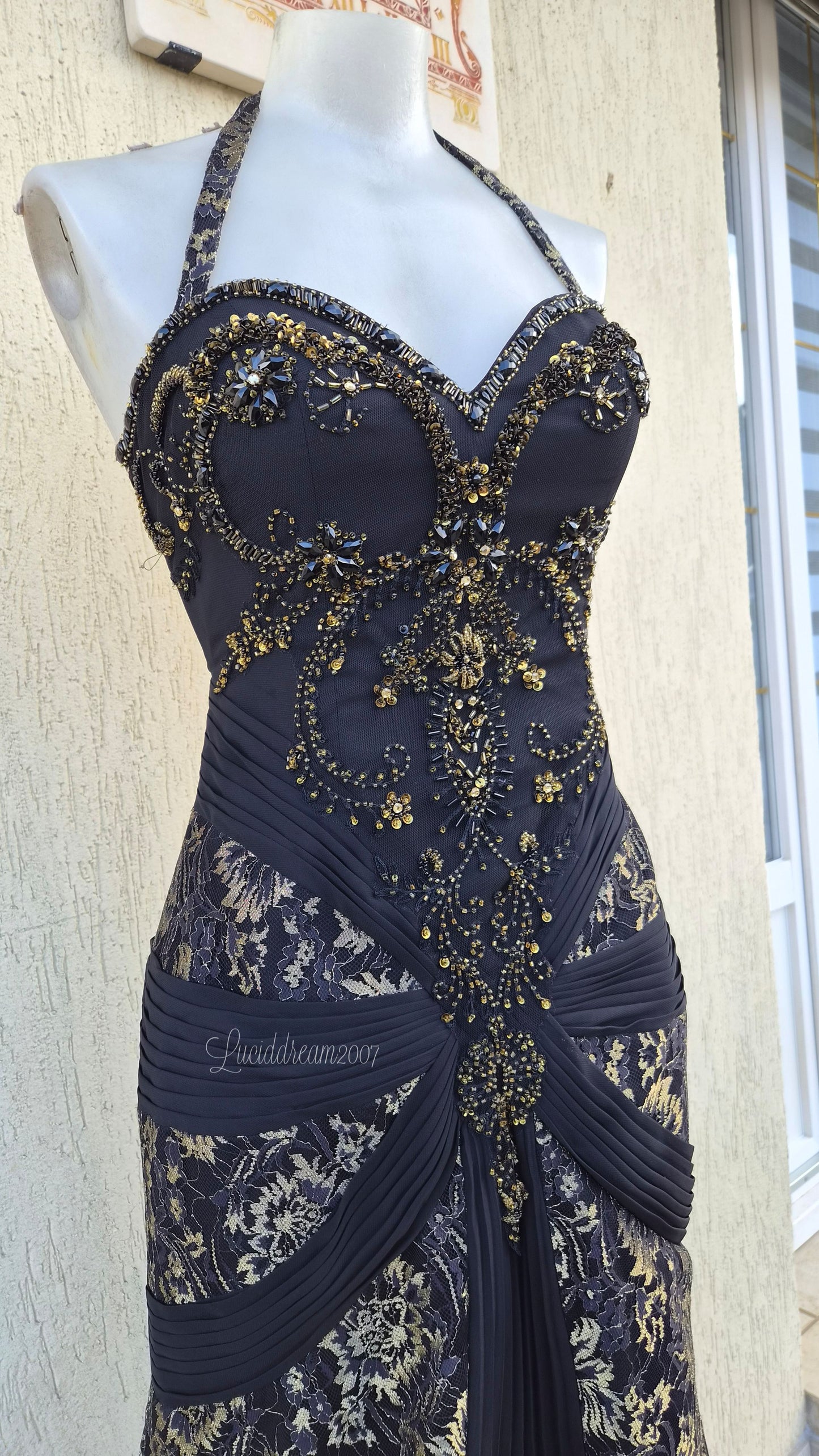 Robe noire broderies dorées