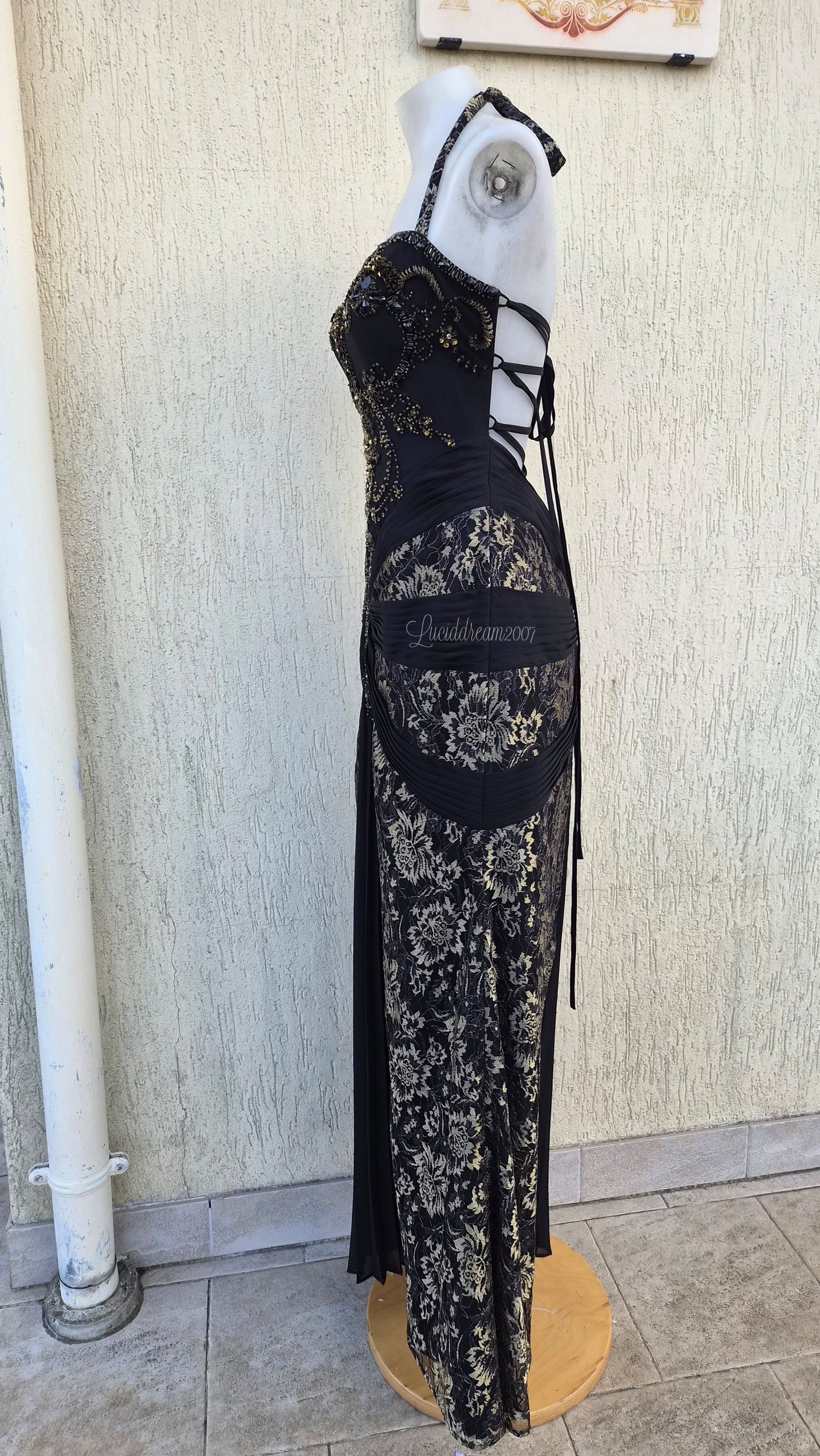 Robe noire broderies dorées