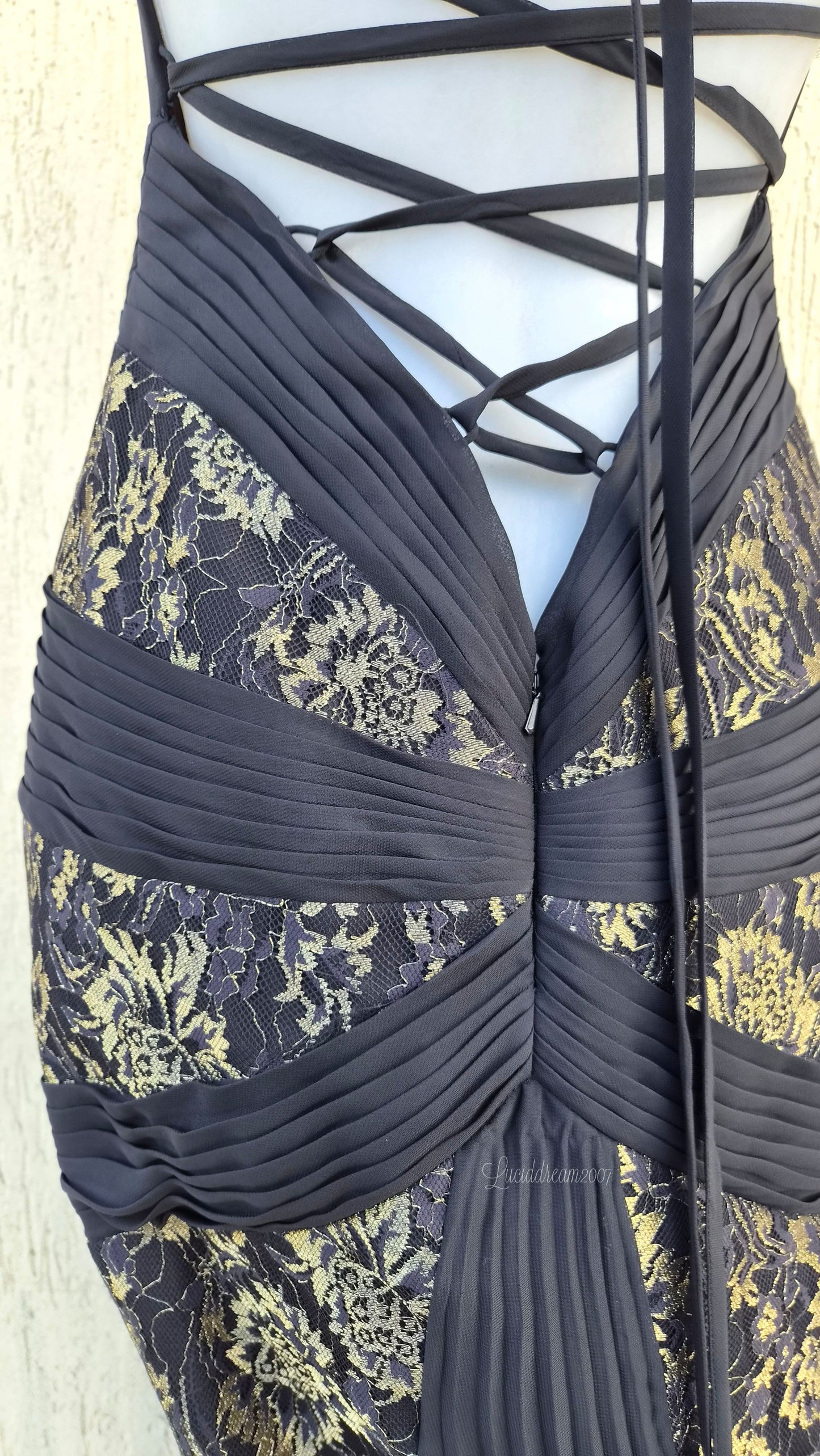 Robe noire broderies dorées