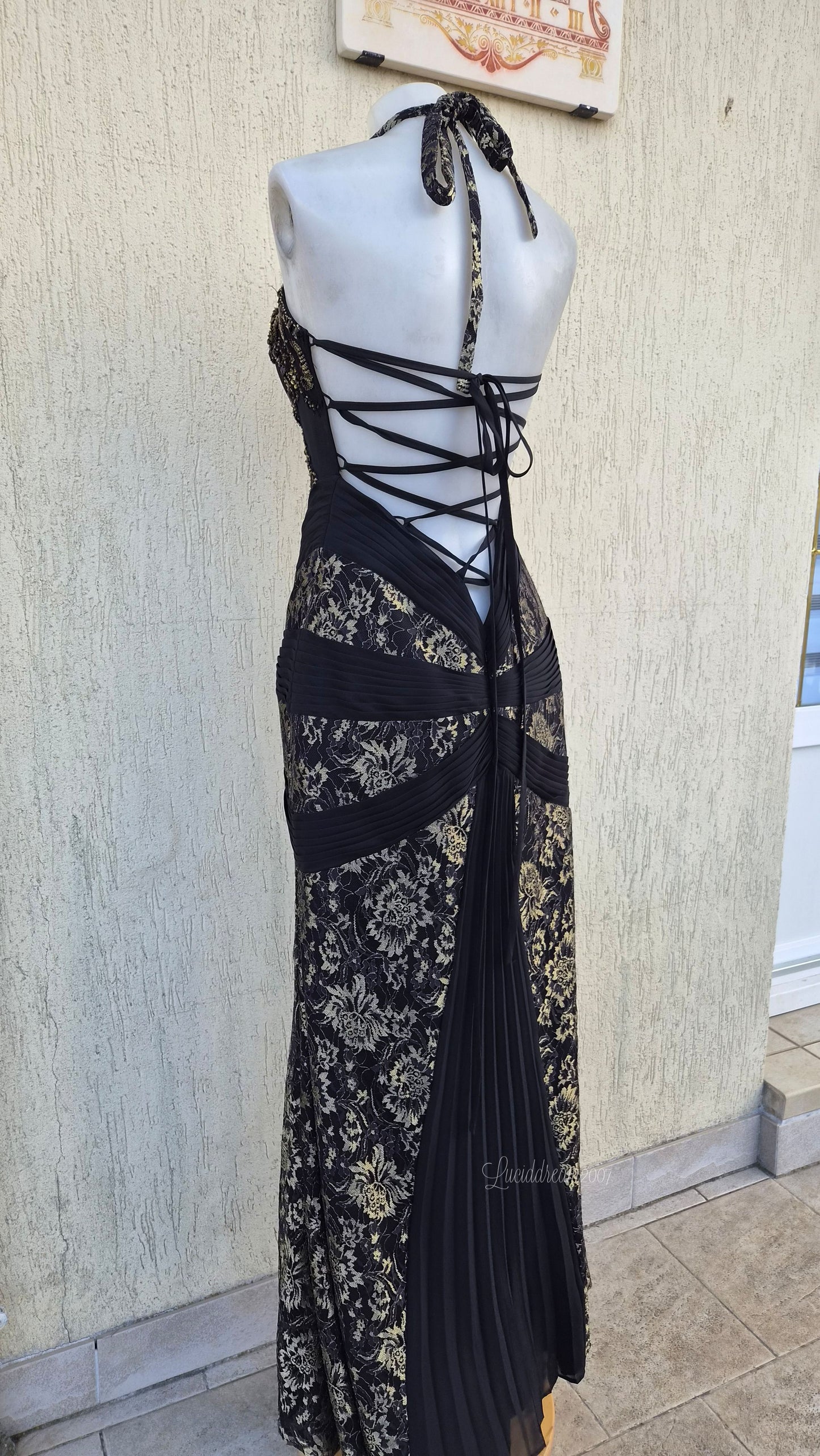 Robe noire broderies dorées