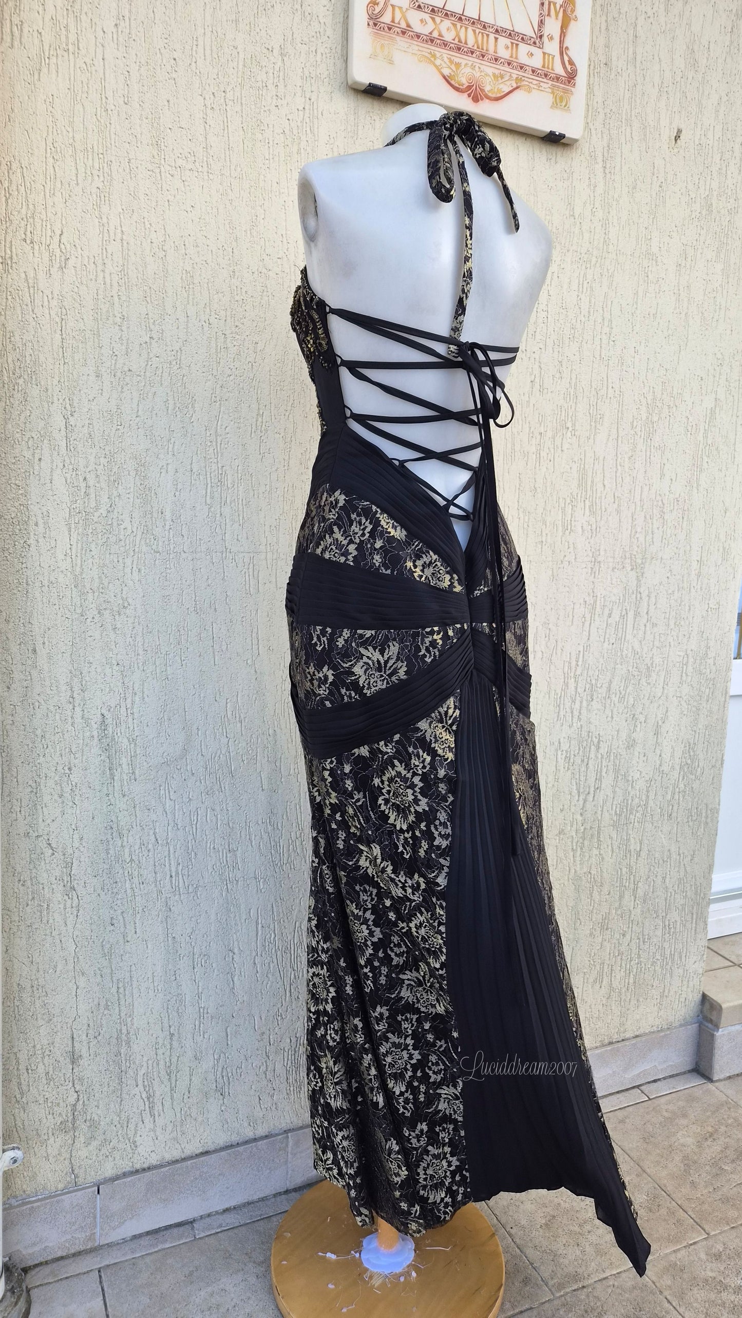 Robe noire broderies dorées