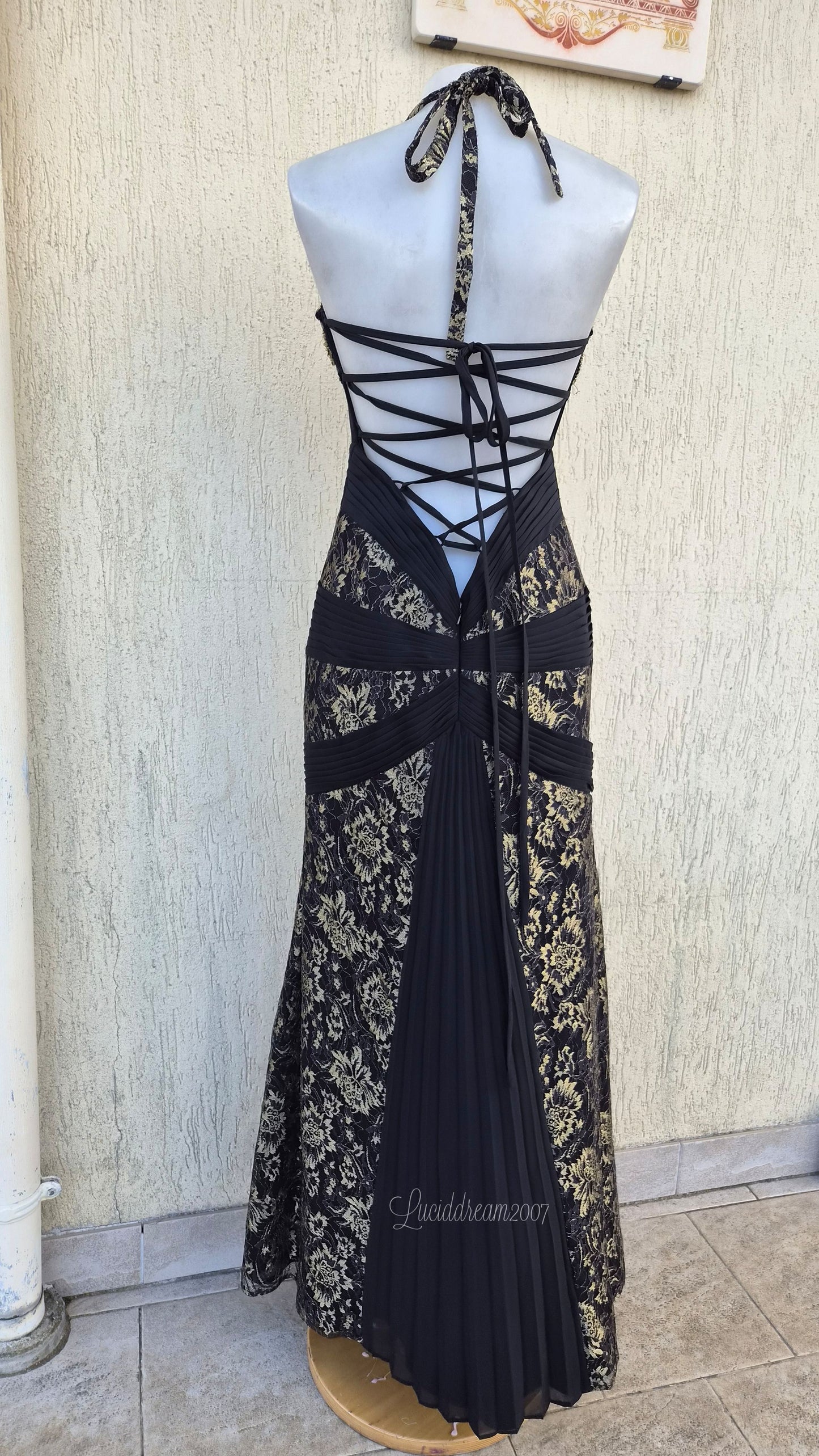 Robe noire broderies dorées