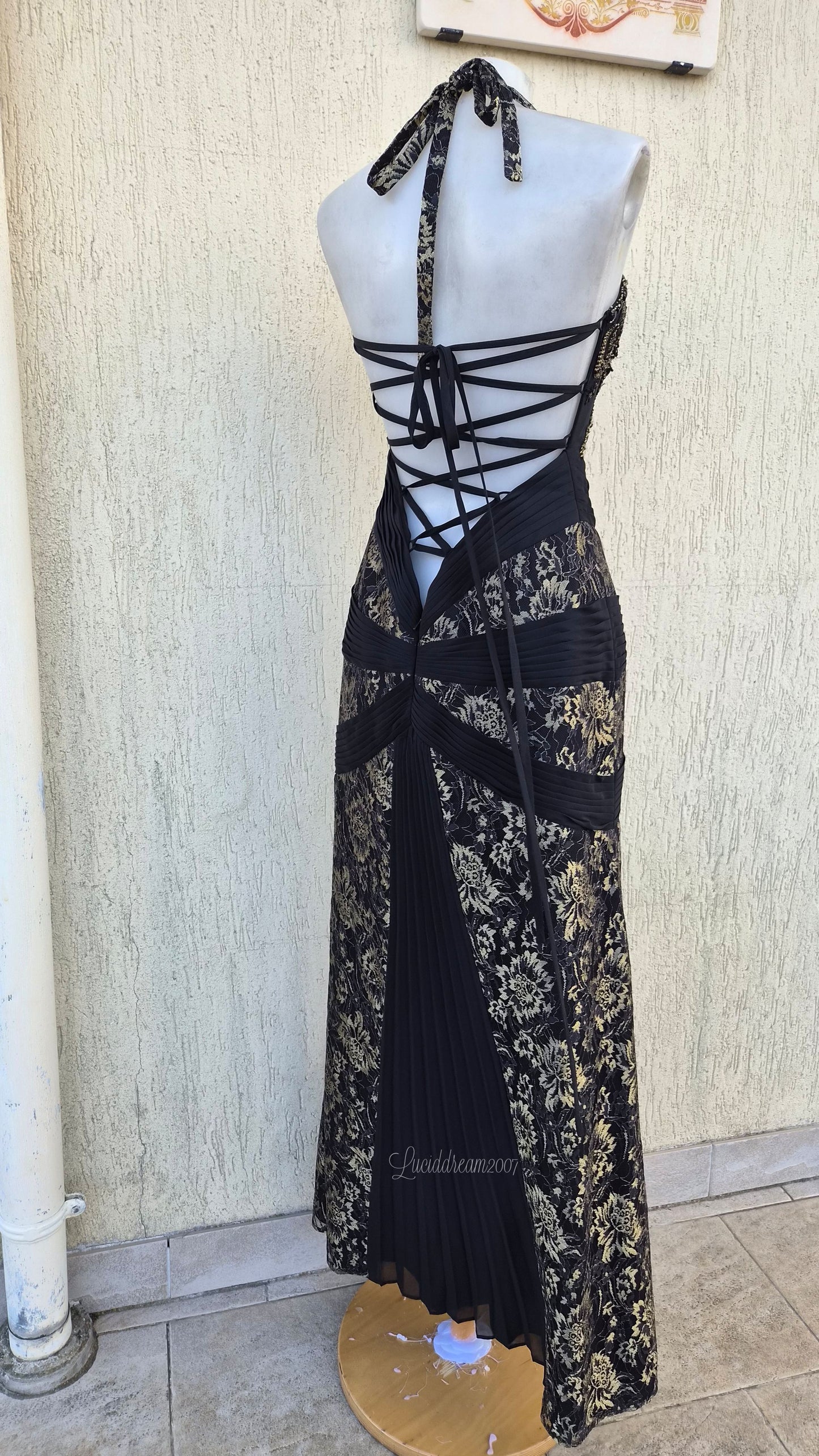 Robe noire broderies dorées