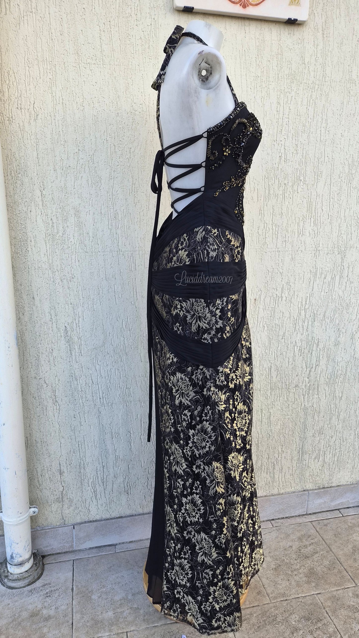 Robe noire broderies dorées