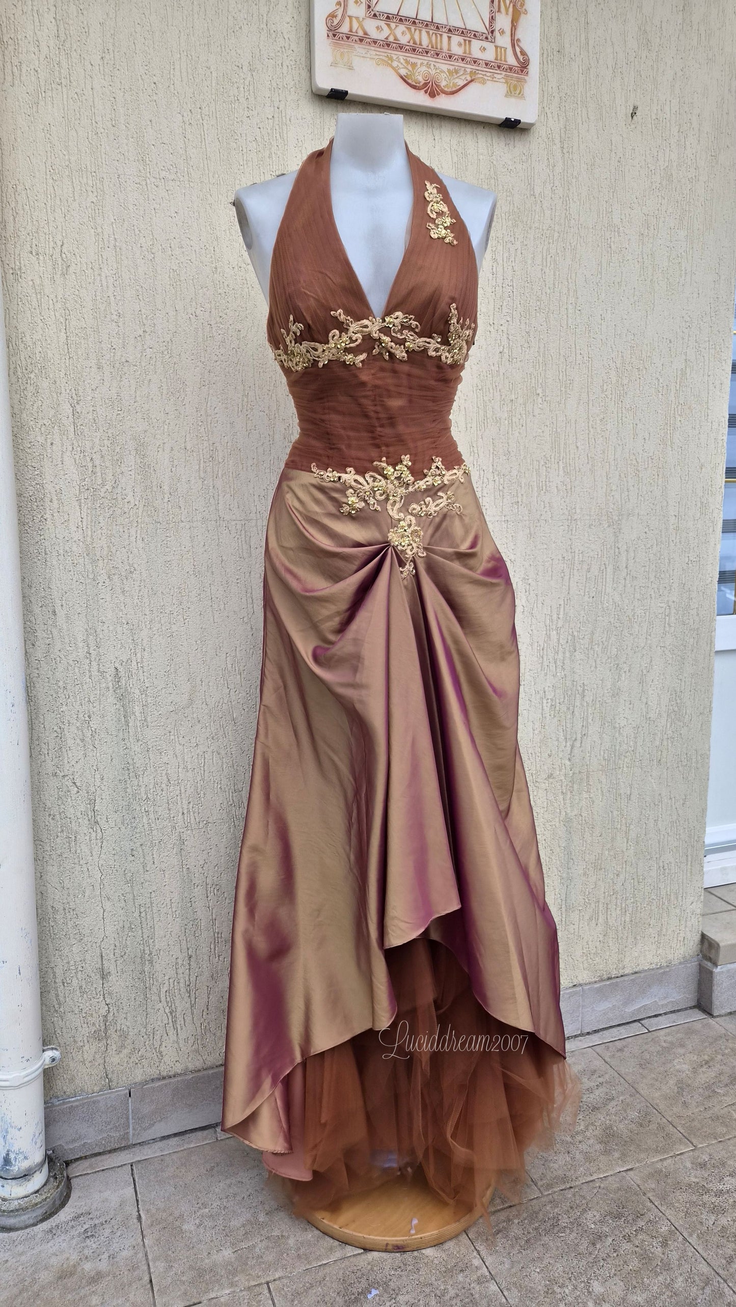 Robe de soirée vintage Magic Nights. Dos nu, en taffetas itisé orné de broderies irisées dorées. Prom dress sortire d'une reverie au style fairycore mystérieux.