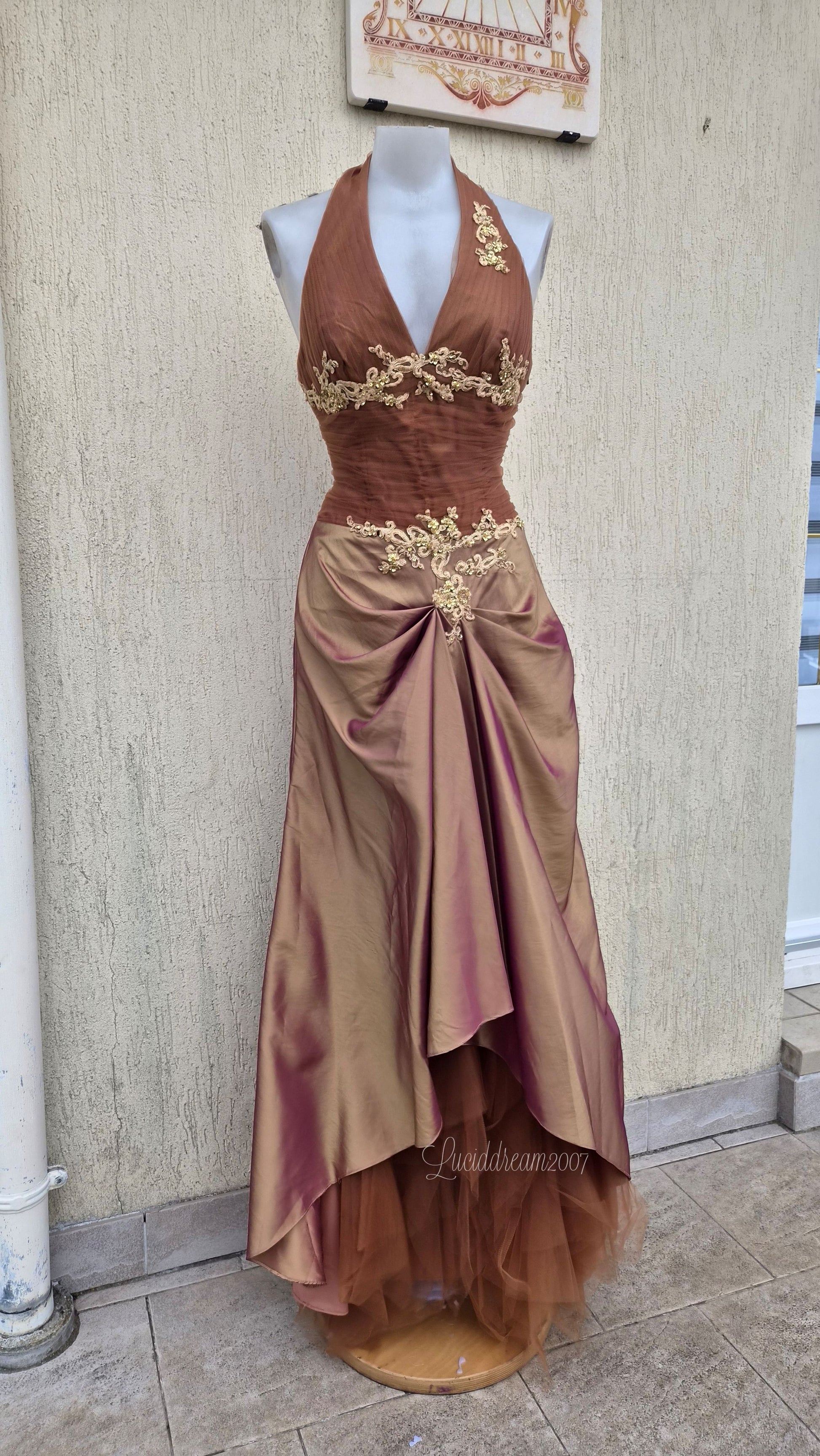 Robe de soirée vintage Magic Nights. Dos nu, en taffetas itisé orné de broderies irisées dorées. Prom dress sortire d'une reverie au style fairycore mystérieux.