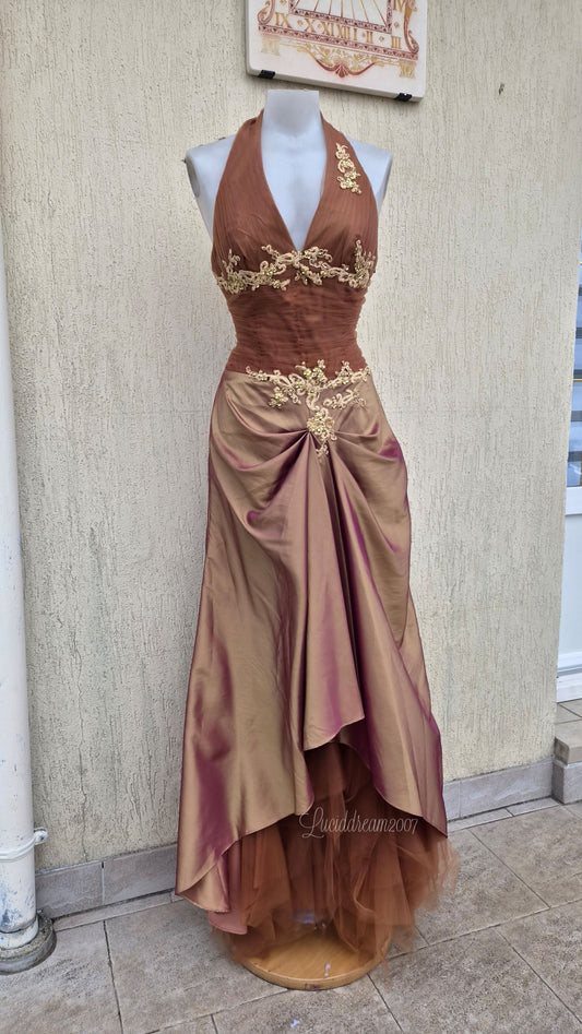 Robe de soirée vintage Magic Nights. Dos nu, en taffetas itisé orné de broderies irisées dorées. Prom dress sortire d'une reverie au style fairycore mystérieux.