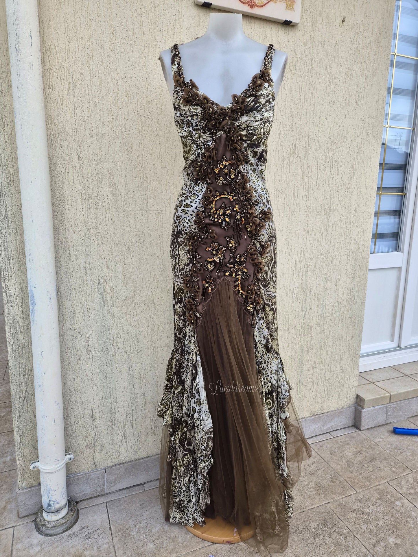 Robe en soie motif léopard brodée