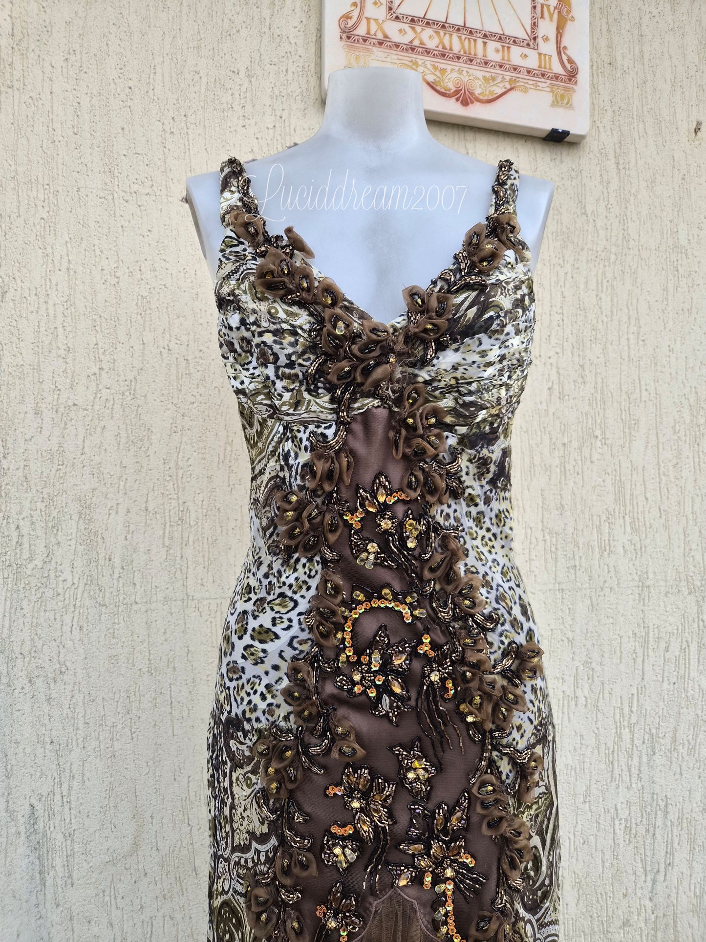Robe en soie motif léopard brodée