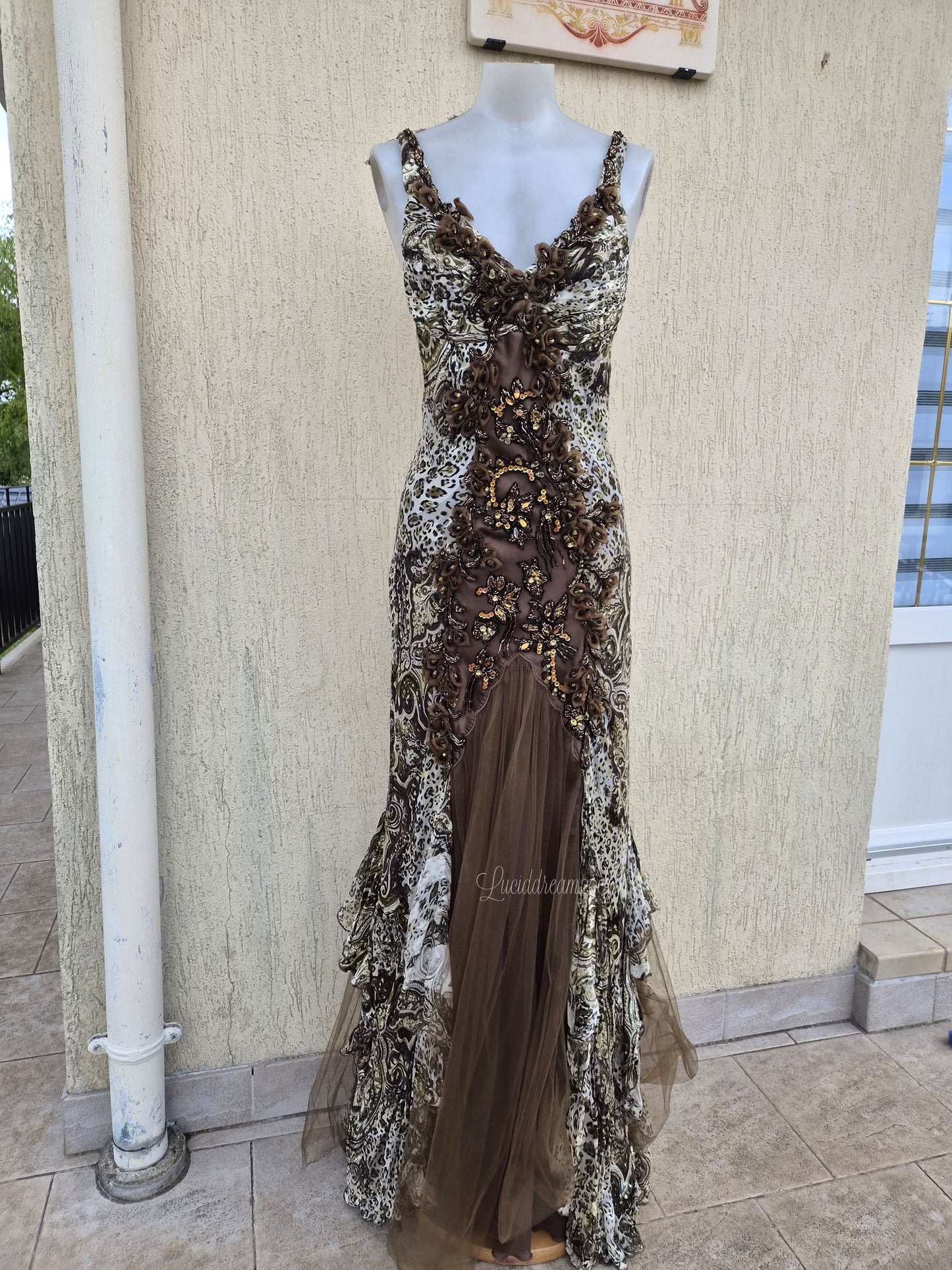 Robe en soie motif léopard brodée