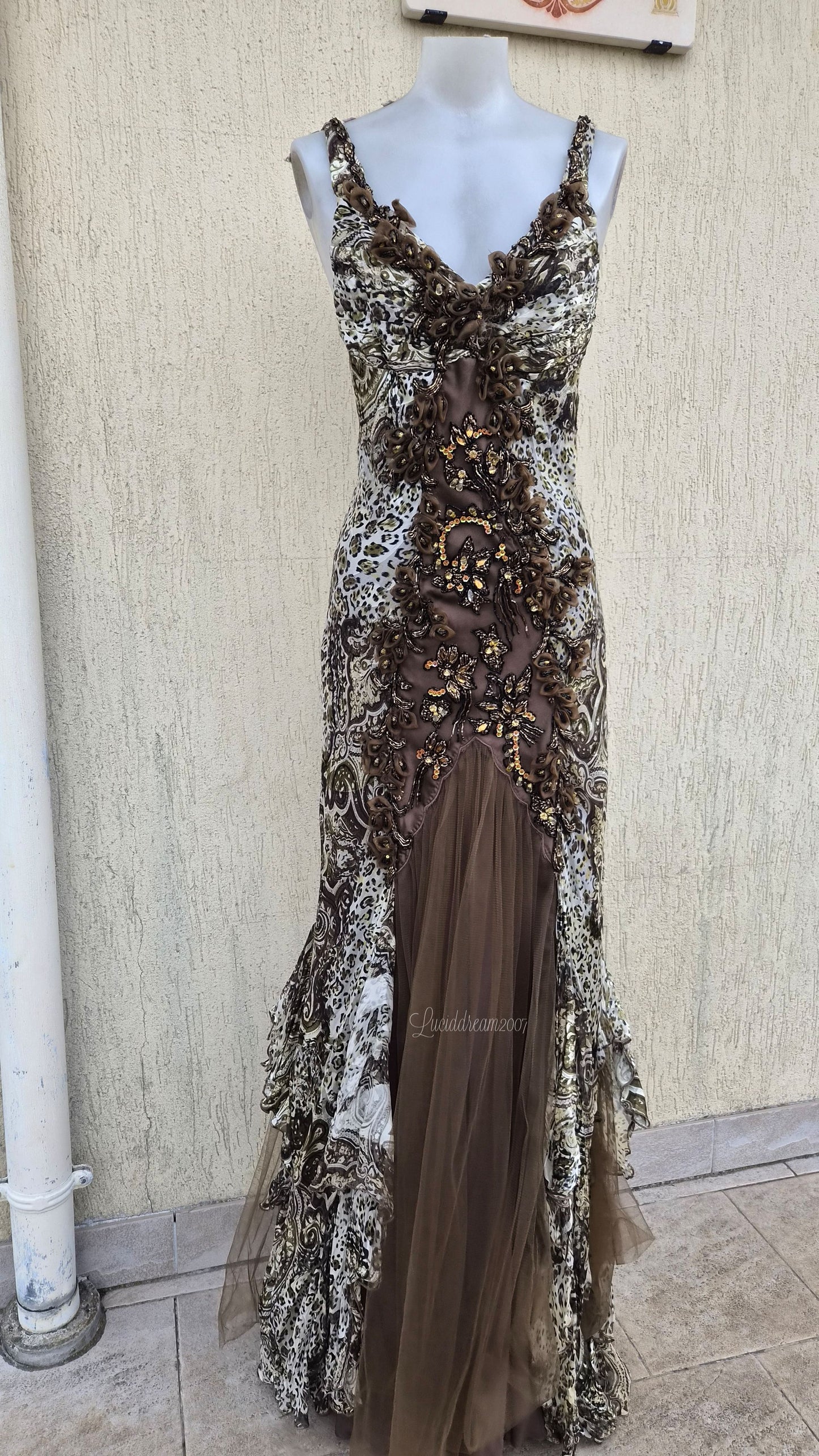 Robe en soie motif léopard brodée