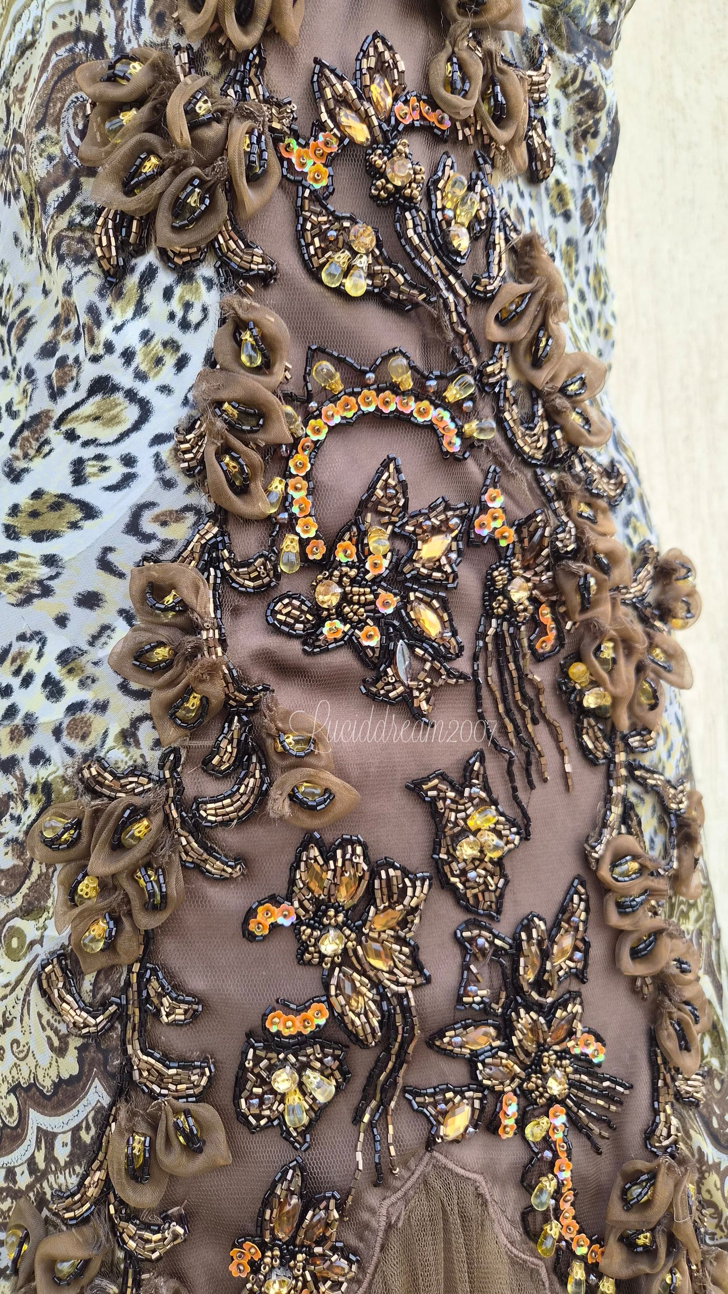 Robe en soie motif léopard brodée