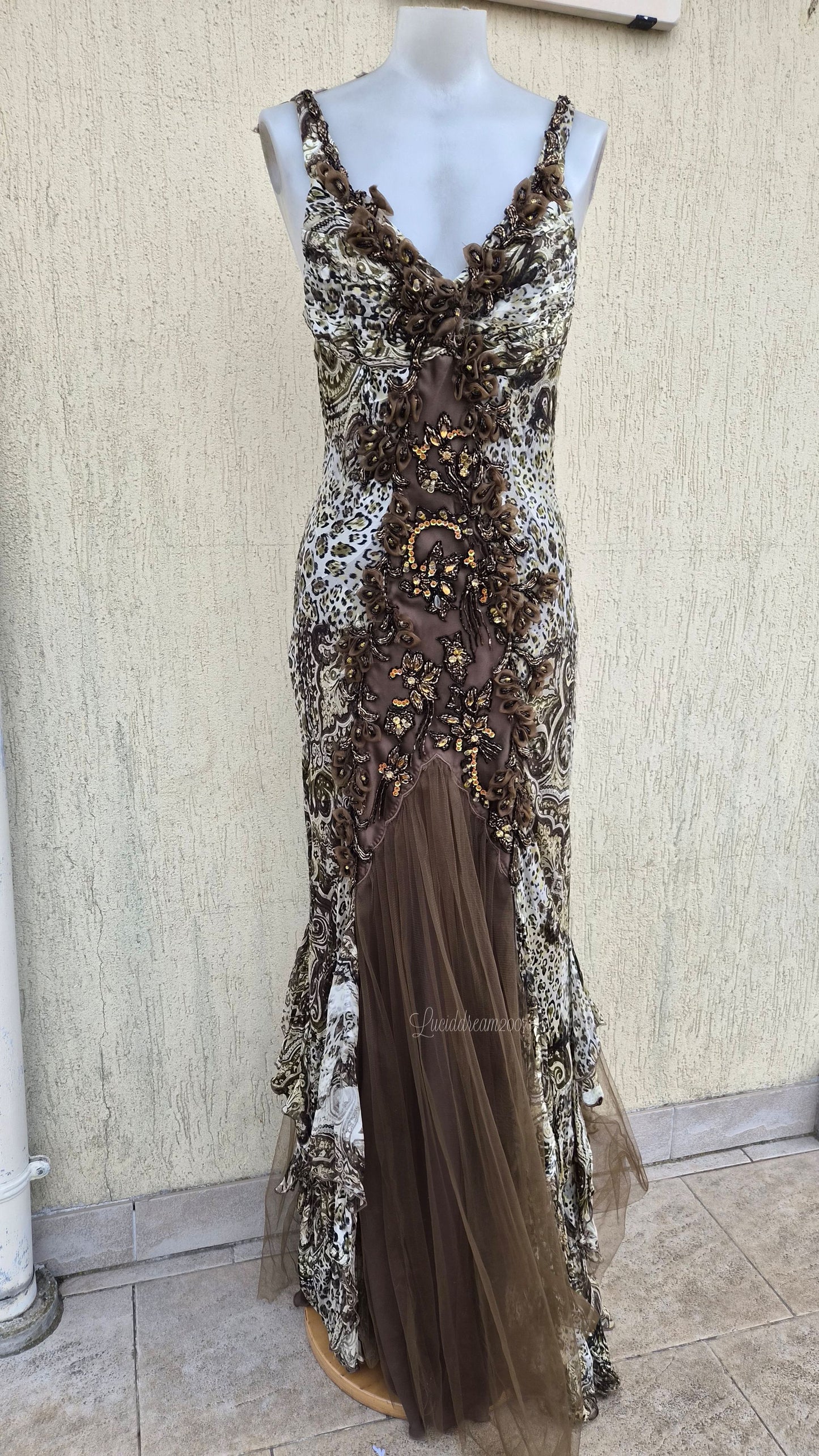 Robe en soie motif léopard brodée