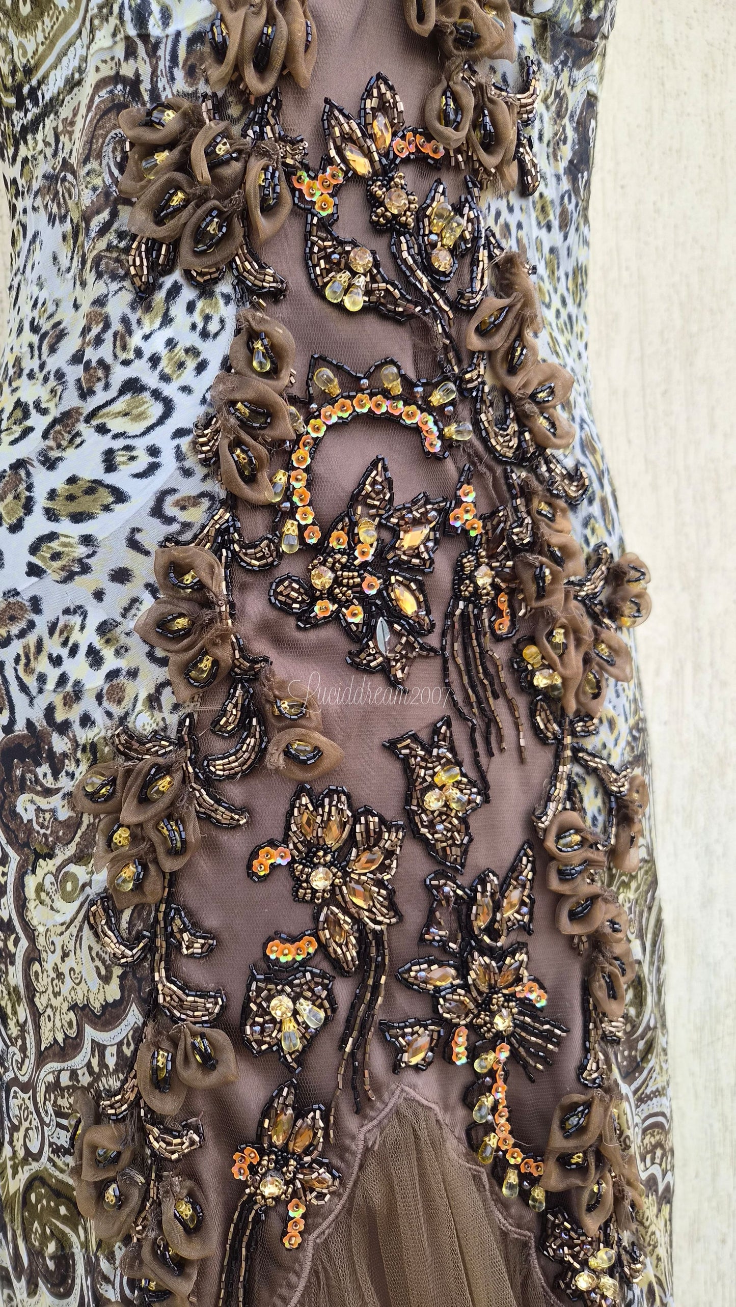 Robe en soie motif léopard brodée