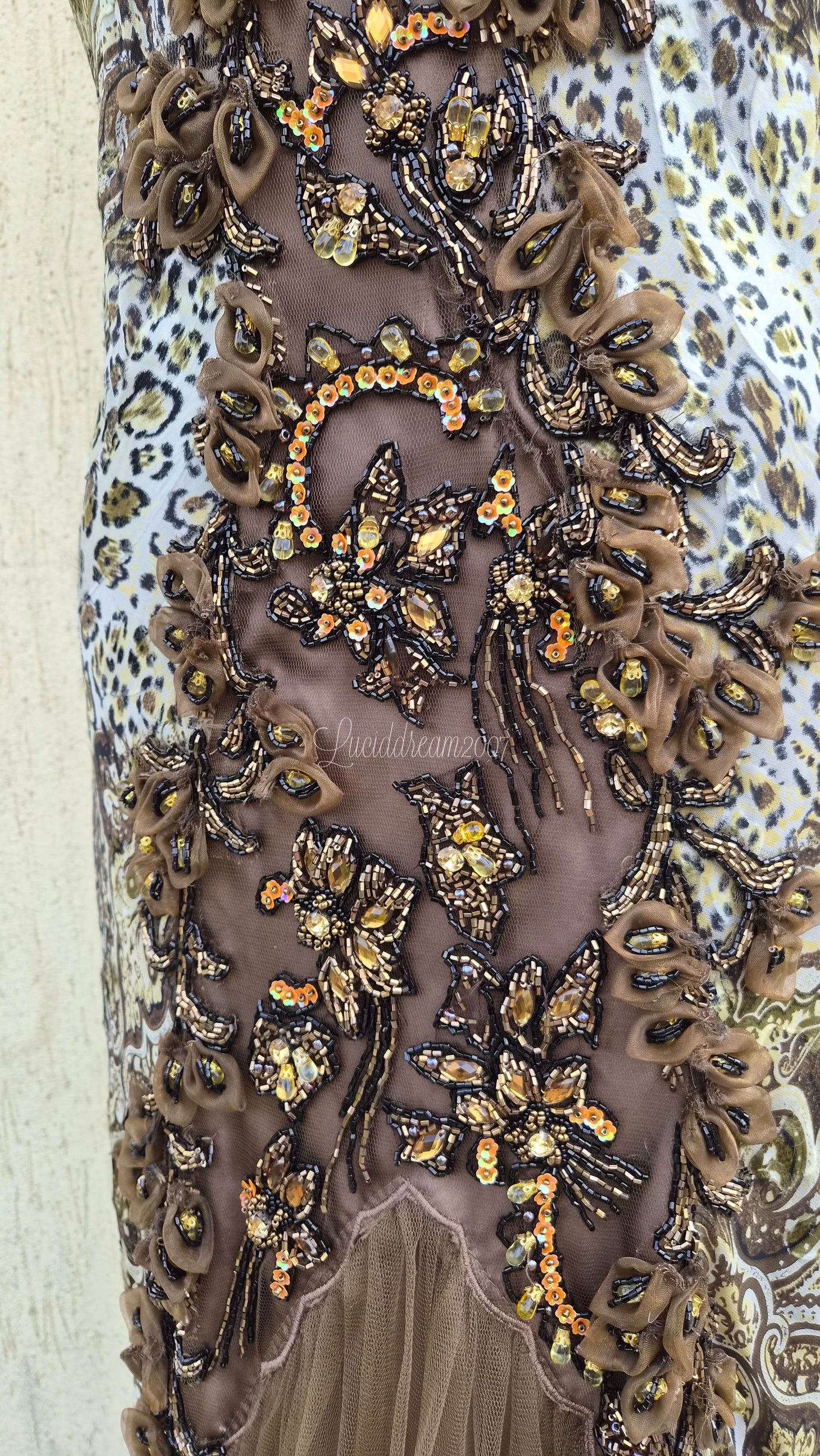Robe en soie motif léopard brodée