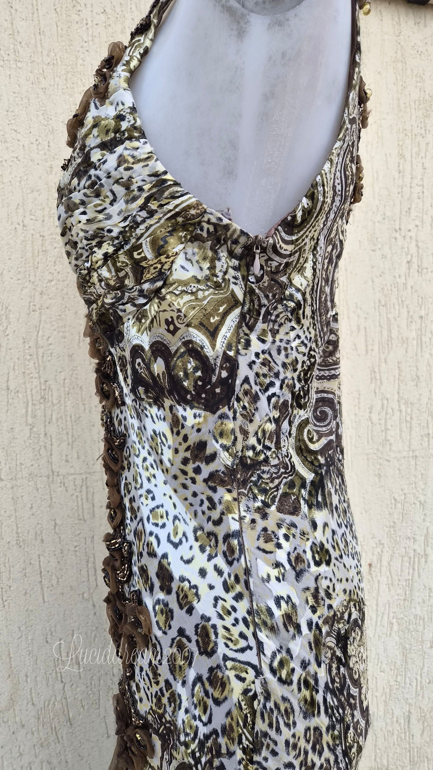 Robe en soie motif léopard brodée