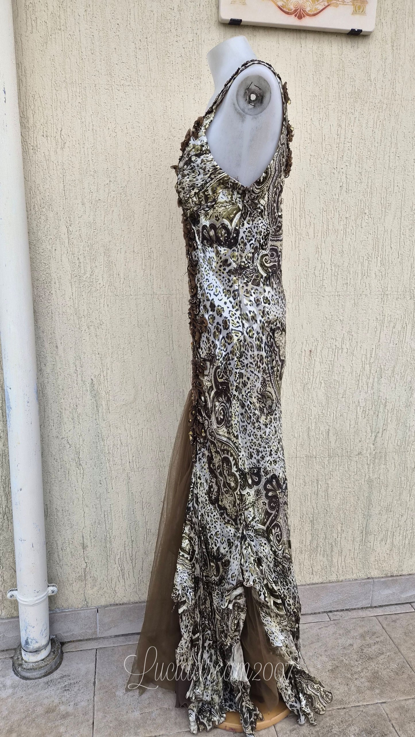 Robe en soie motif léopard brodée