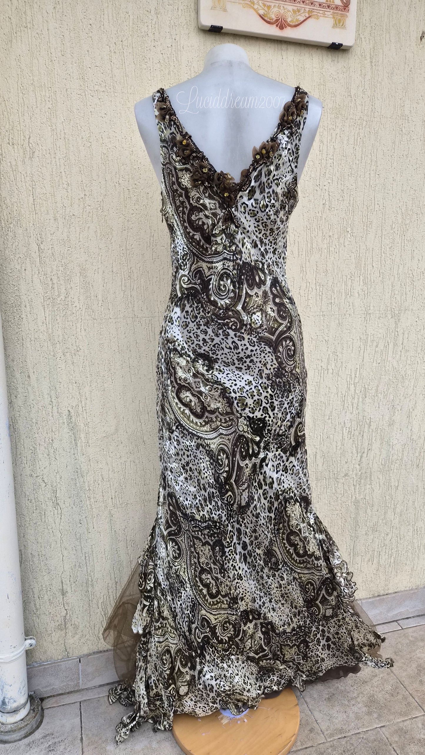 Robe en soie motif léopard brodée