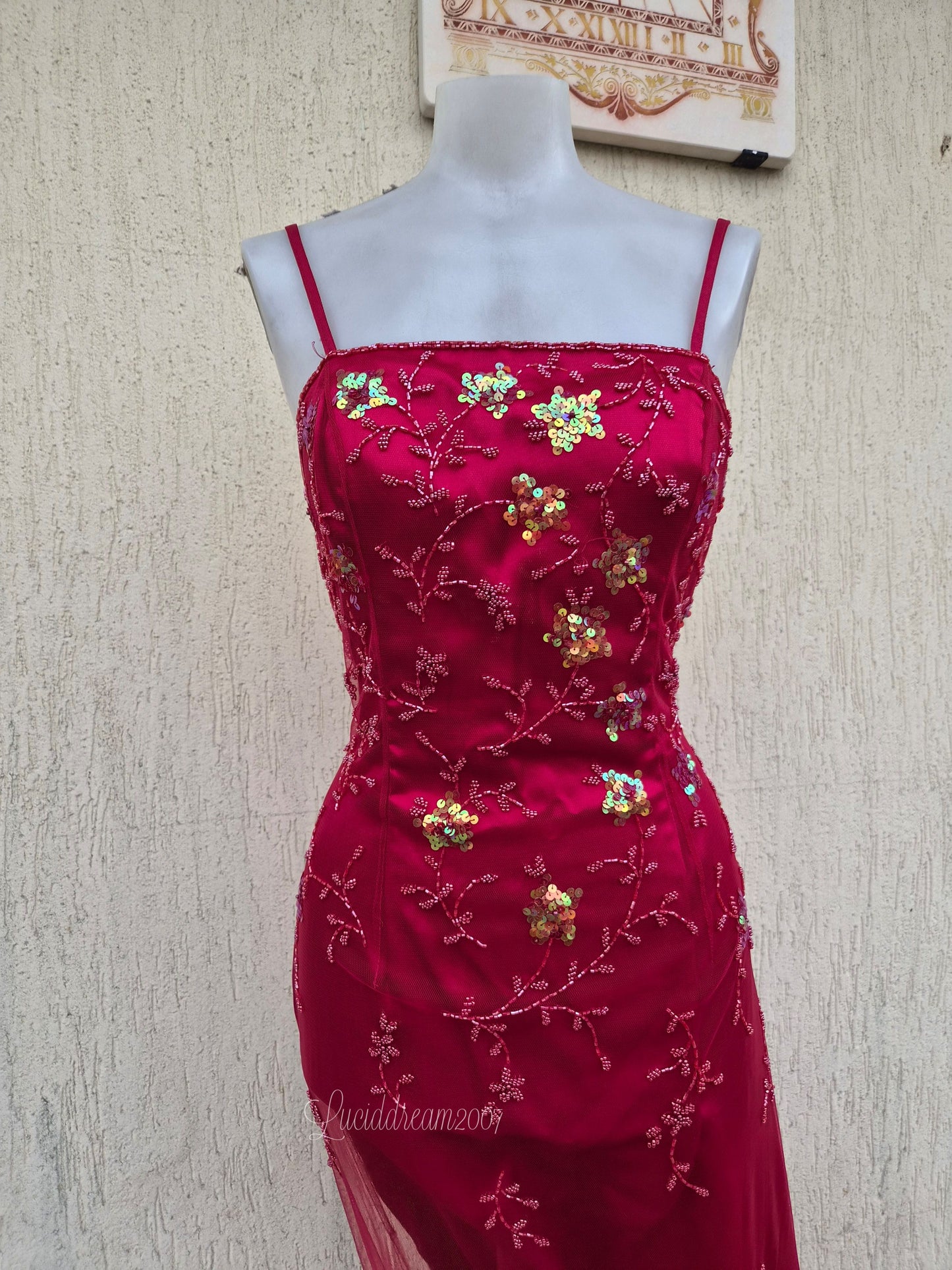 Robe rouge broderie rouges et dorées