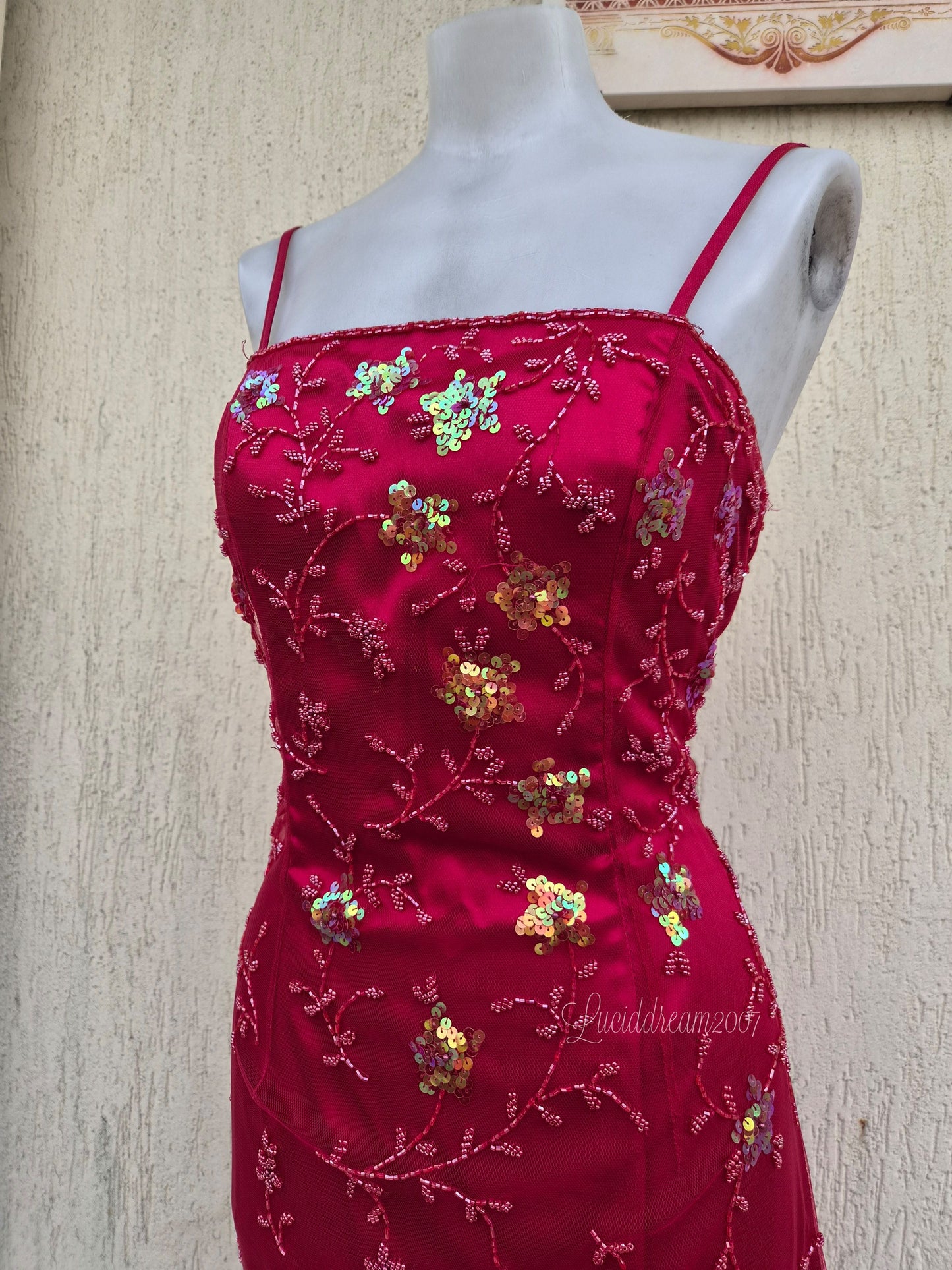 Robe rouge broderie rouges et dorées