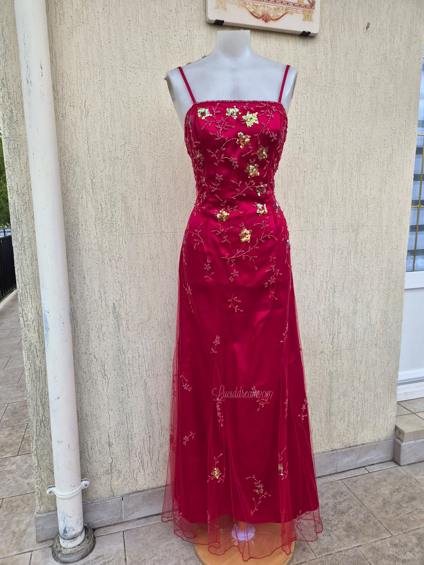 Robe rouge broderie rouges et dorées