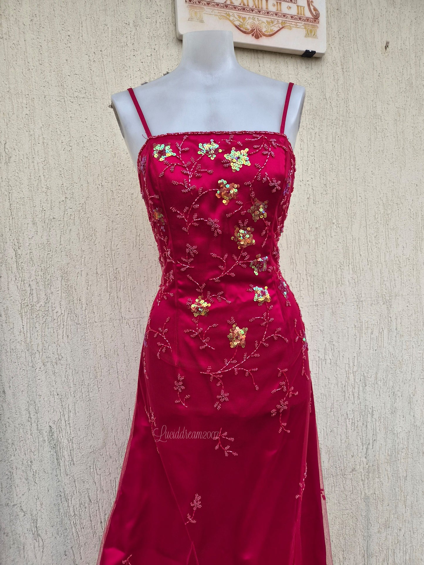 Robe rouge broderie rouges et dorées