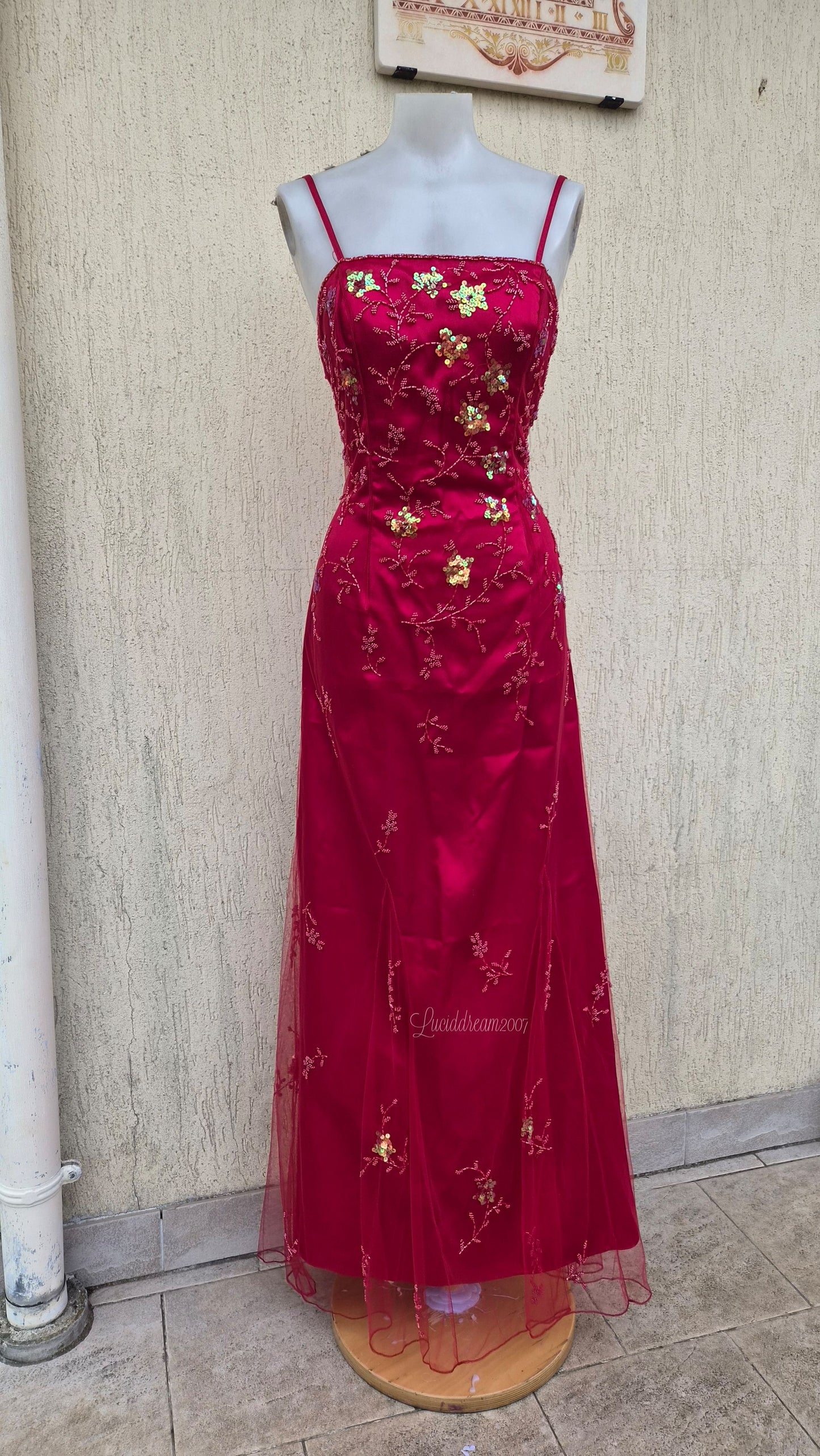 Robe rouge broderie rouges et dorées