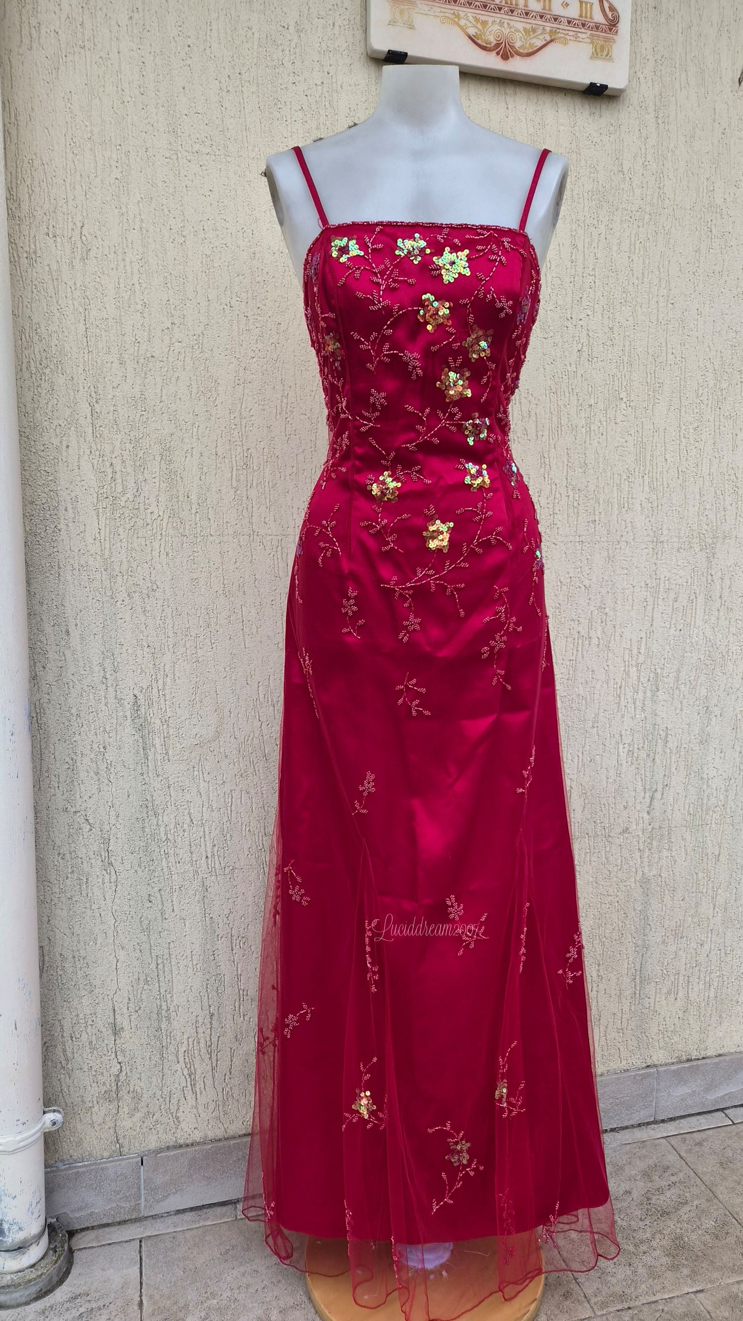 Robe rouge broderie rouges et dorées