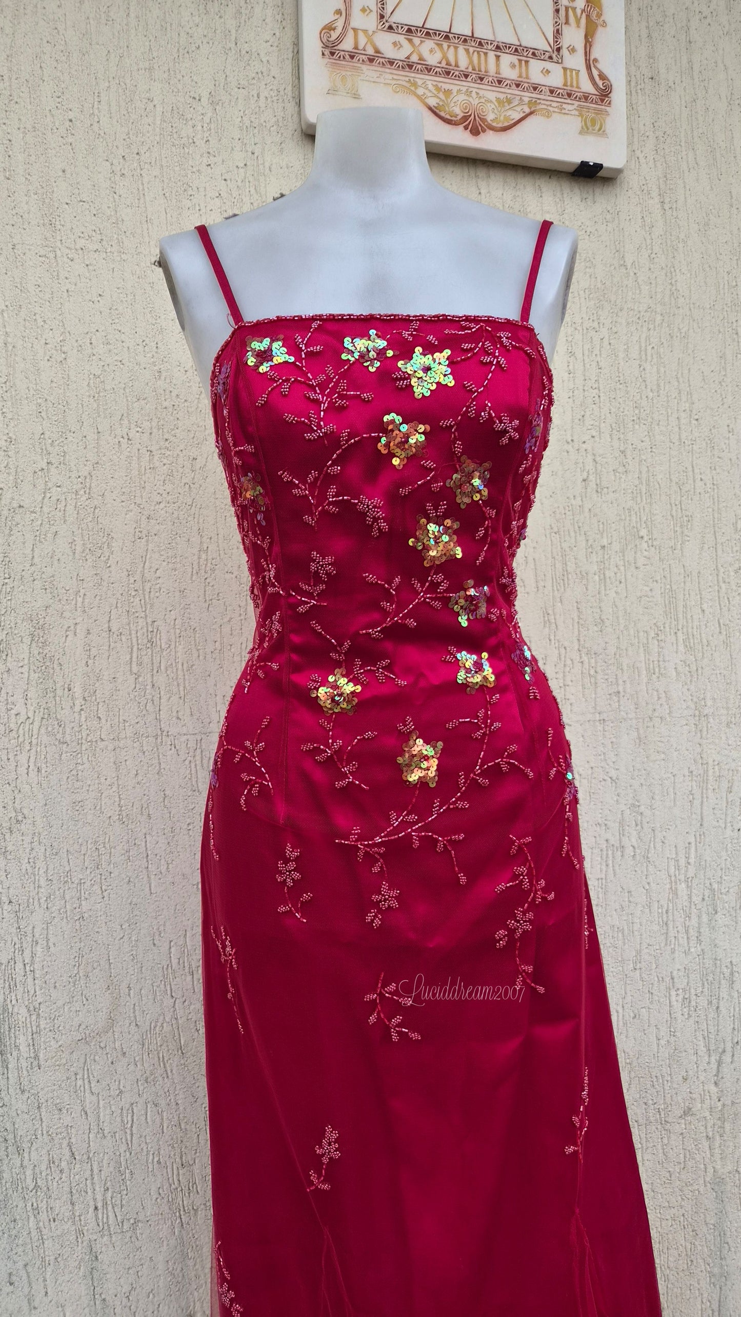 Robe rouge broderie rouges et dorées