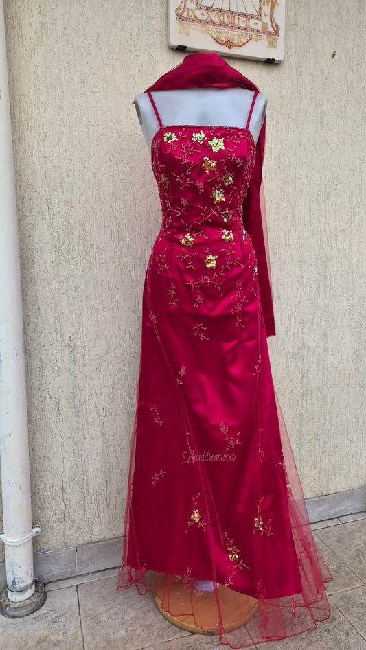 Robe rouge broderie rouges et dorées