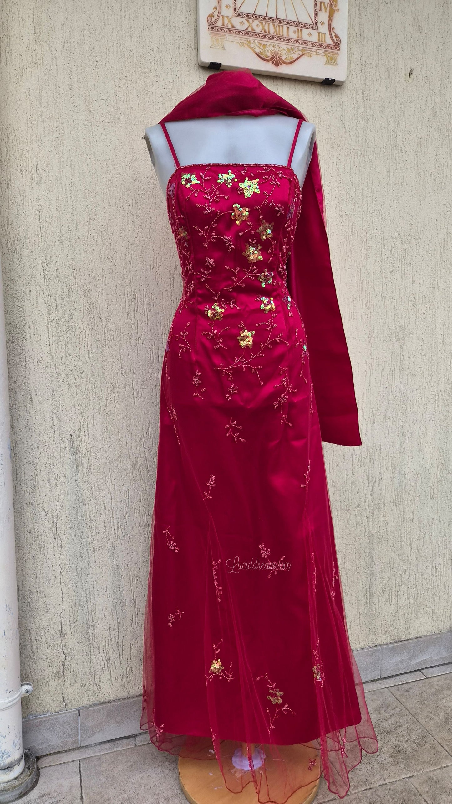 Robe rouge broderie rouges et dorées