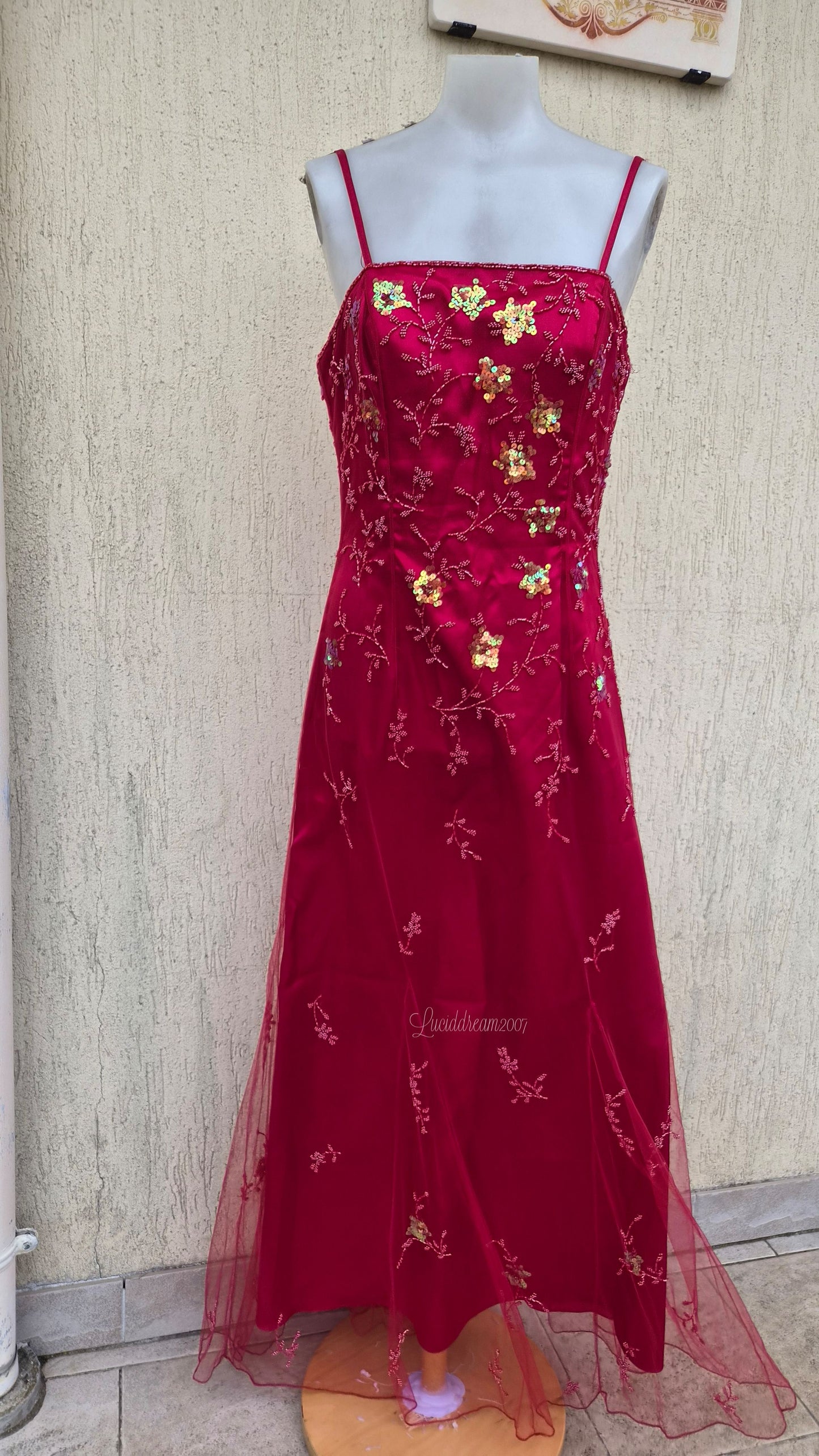 Robe rouge broderie rouges et dorées