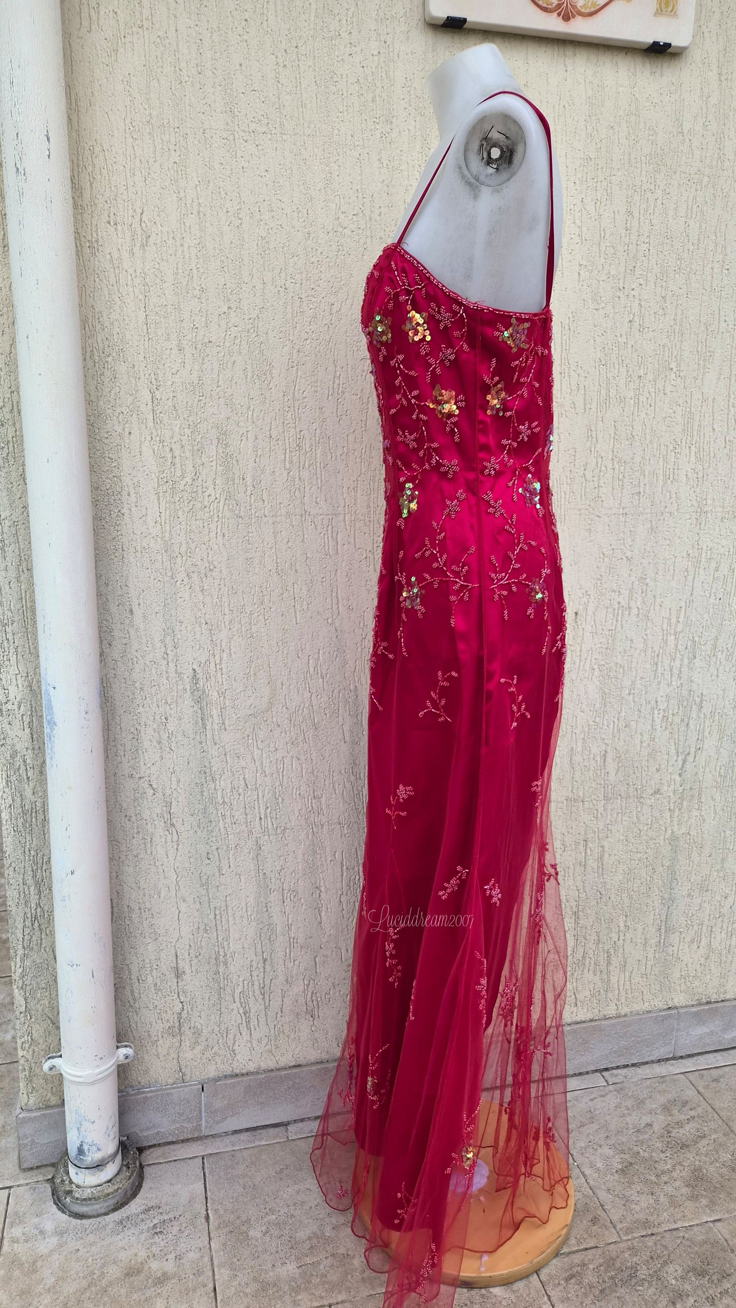 Robe rouge broderie rouges et dorées