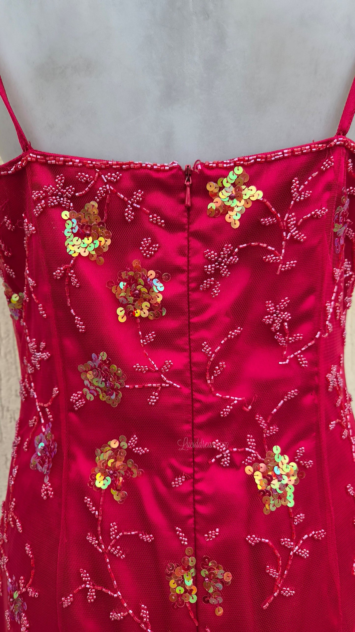 Robe rouge broderie rouges et dorées