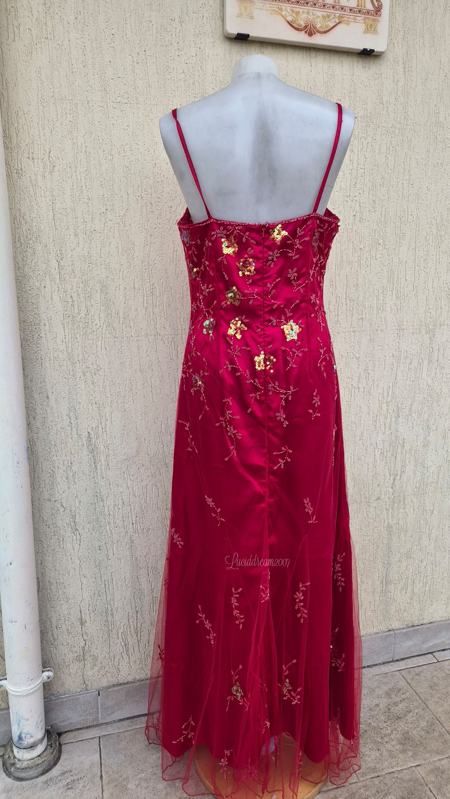 Robe rouge broderie rouges et dorées