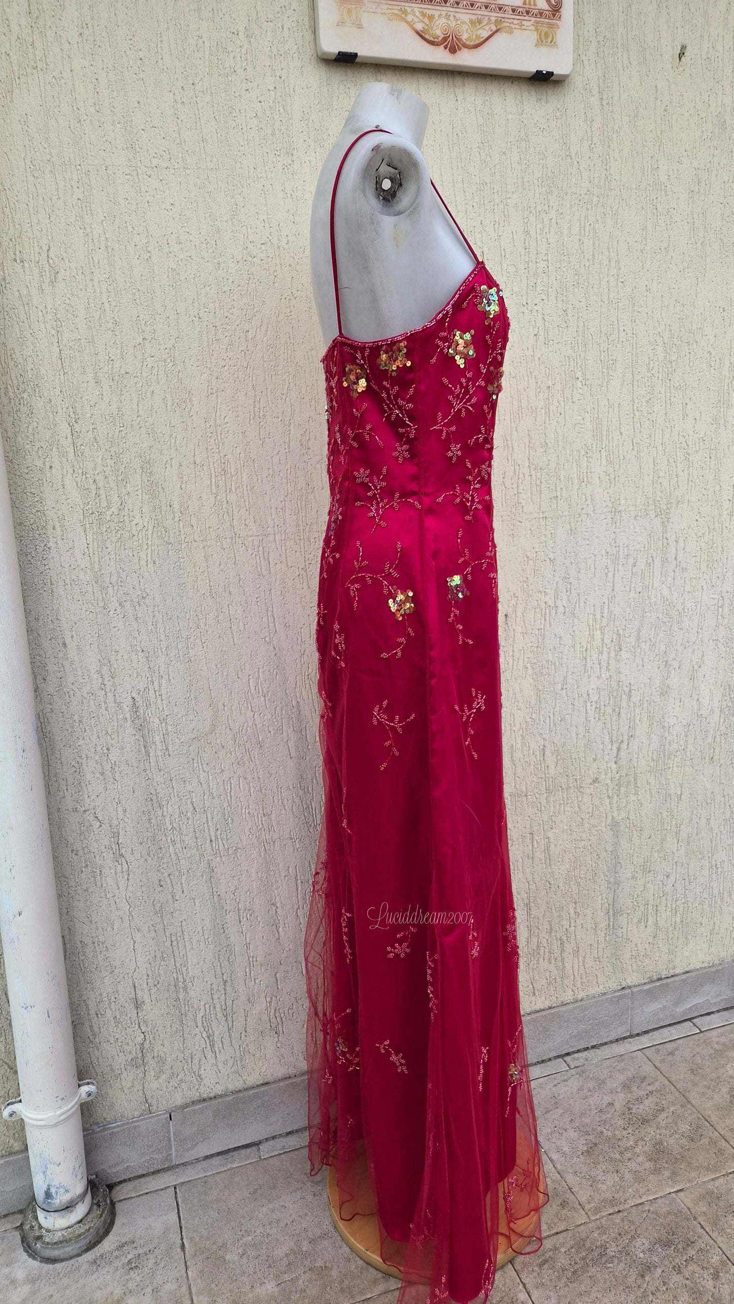 Robe rouge broderie rouges et dorées