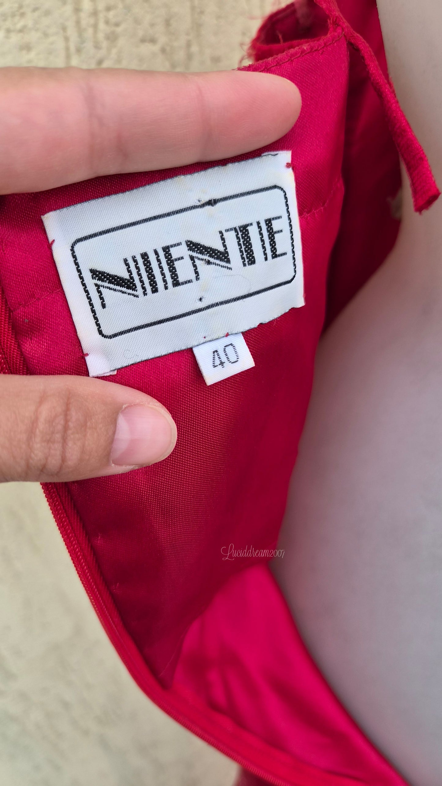 Robe rouge broderie rouges et dorées