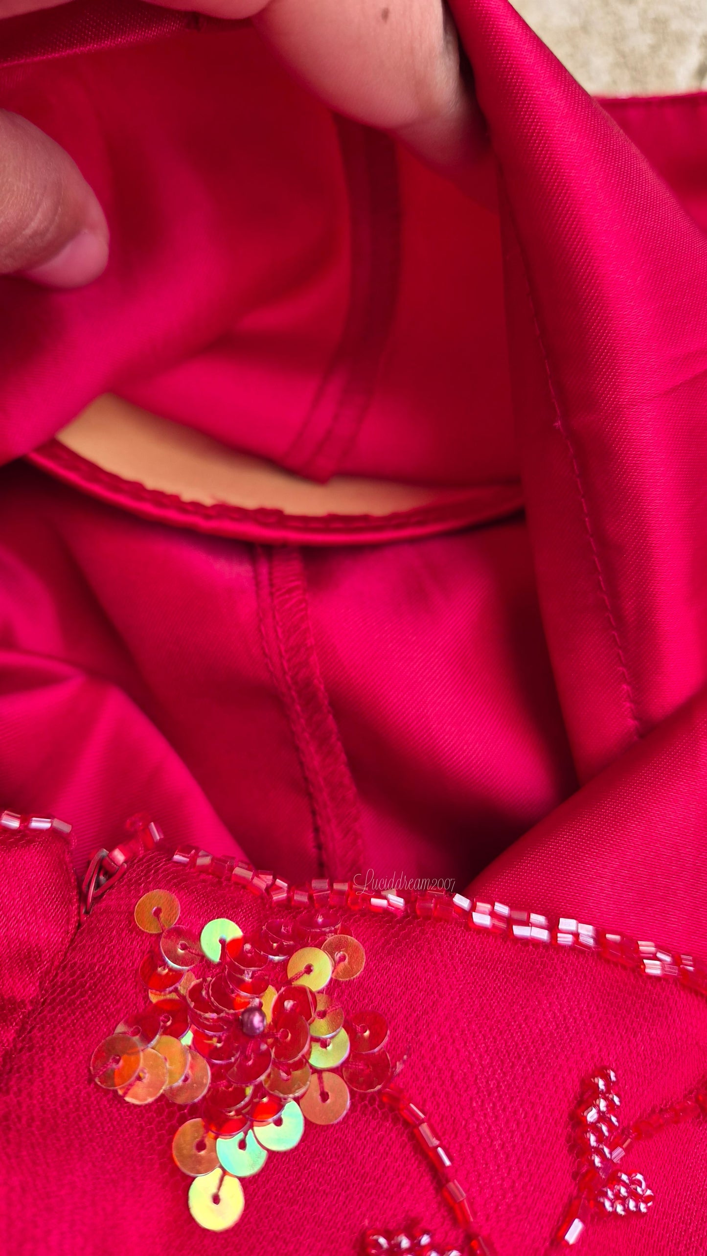 Robe rouge broderie rouges et dorées
