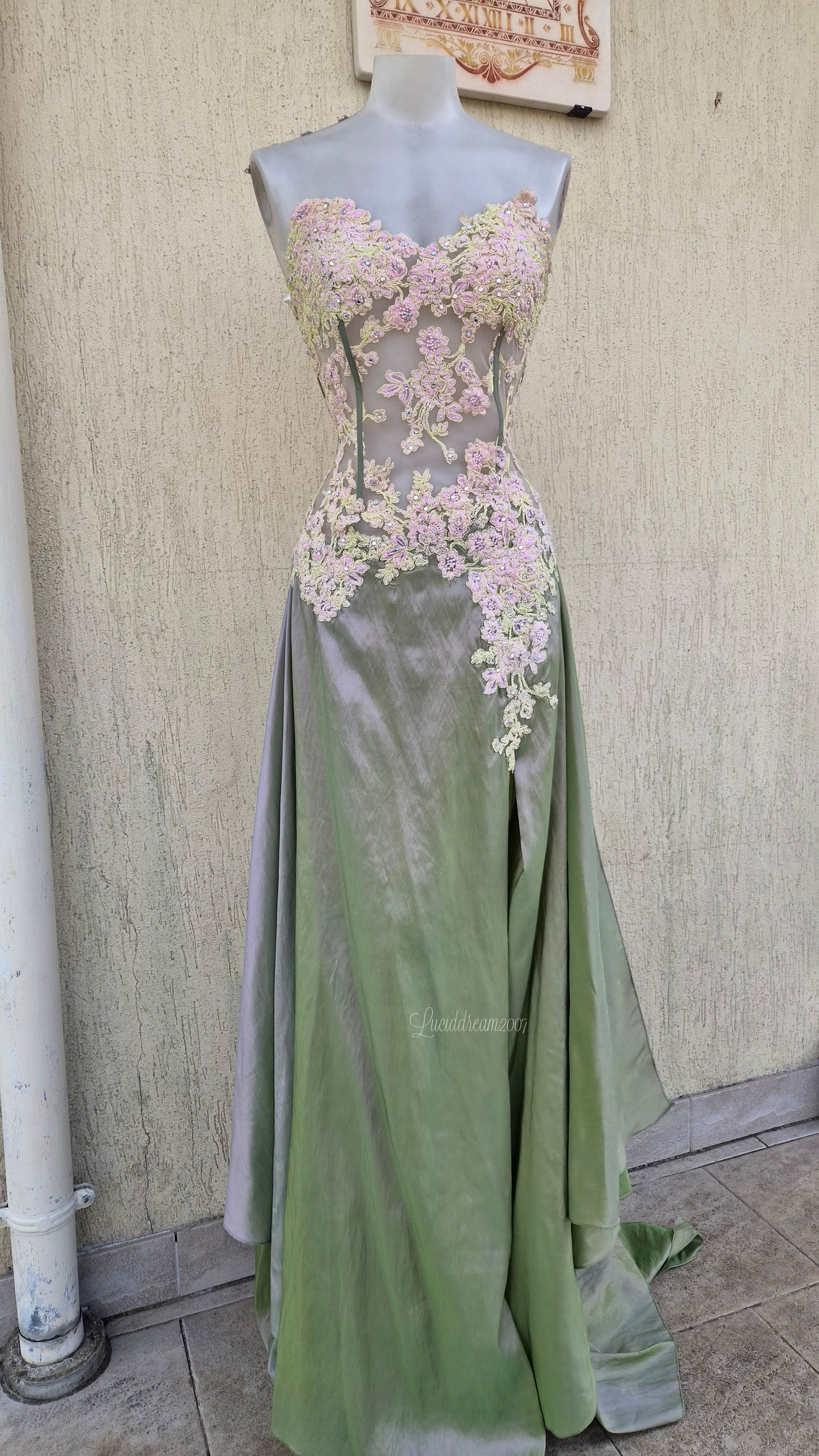 Maxi robe vintage avec bustier corset en dentelle floral et jupe verte irisée avec traine. Prom dress fairycore sortie d'une reverie;